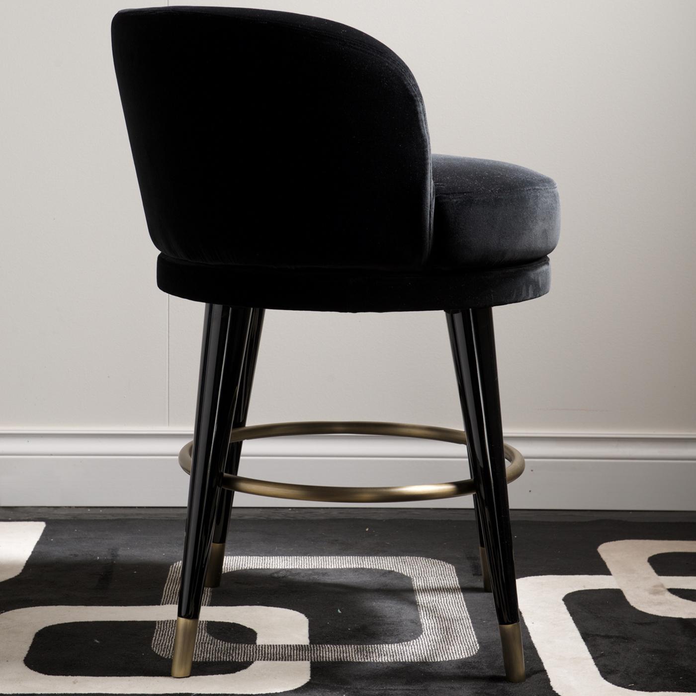 Comfortable yet elegant, the Isidoro bar stool is a must-have in any modern home. Perfect both in the dining room to sit while enjoying drinks with friends during parties, or at the kitchen counter for a casual Sunday brunch, this tall stool is