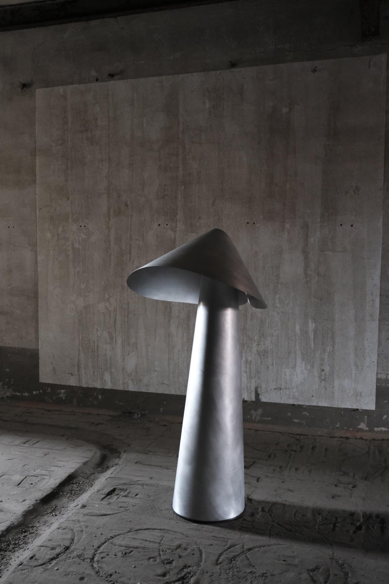 Lampada da terra in metallo scultoreo - Design, 2024 - 'Okinawa'