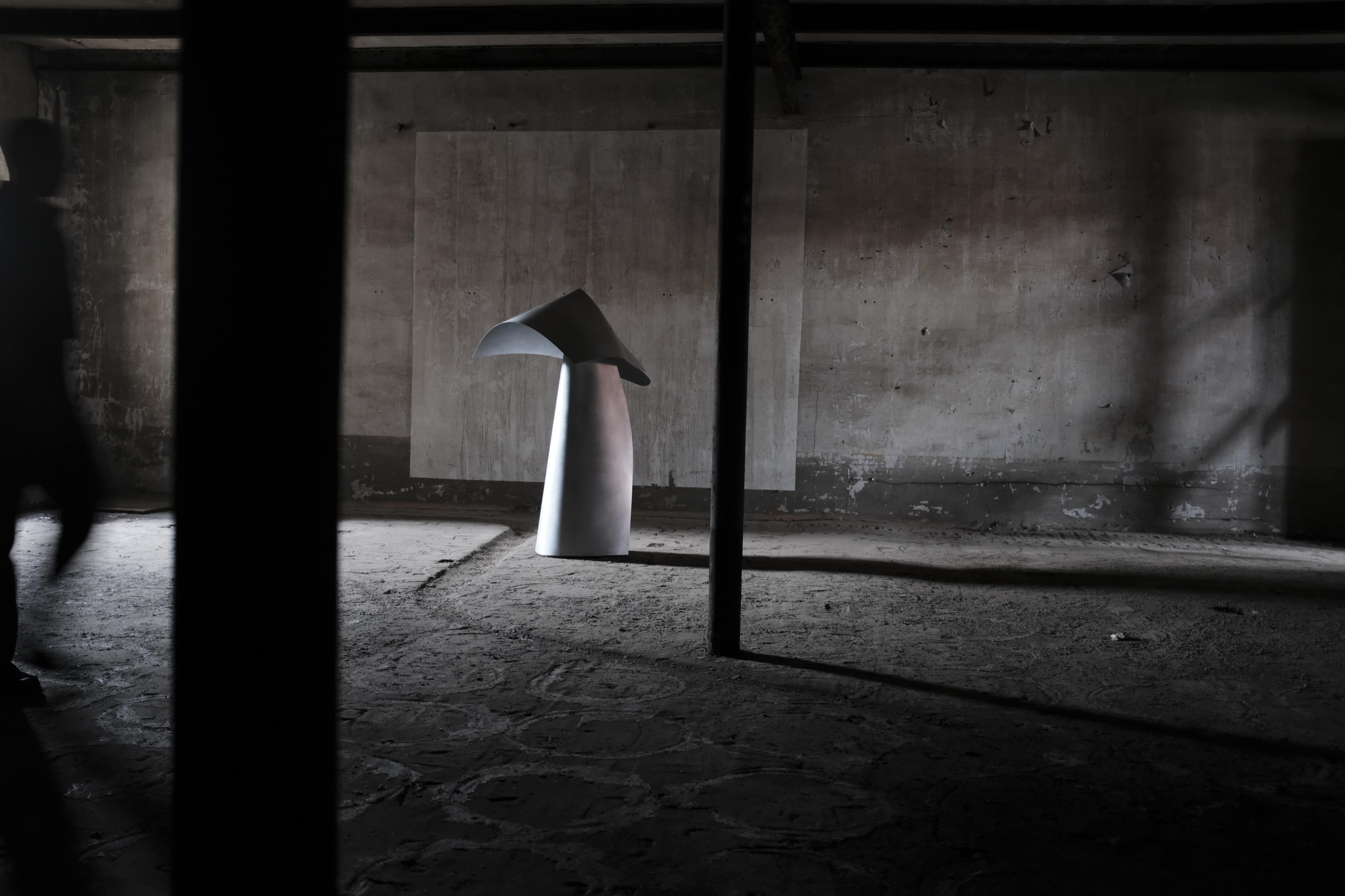 Lampada da terra scultorea in metallo con design ispirato ai Samurai, 2024 - 'Yasuke' - Sculpture Contemporaneo di Iskandar Jani