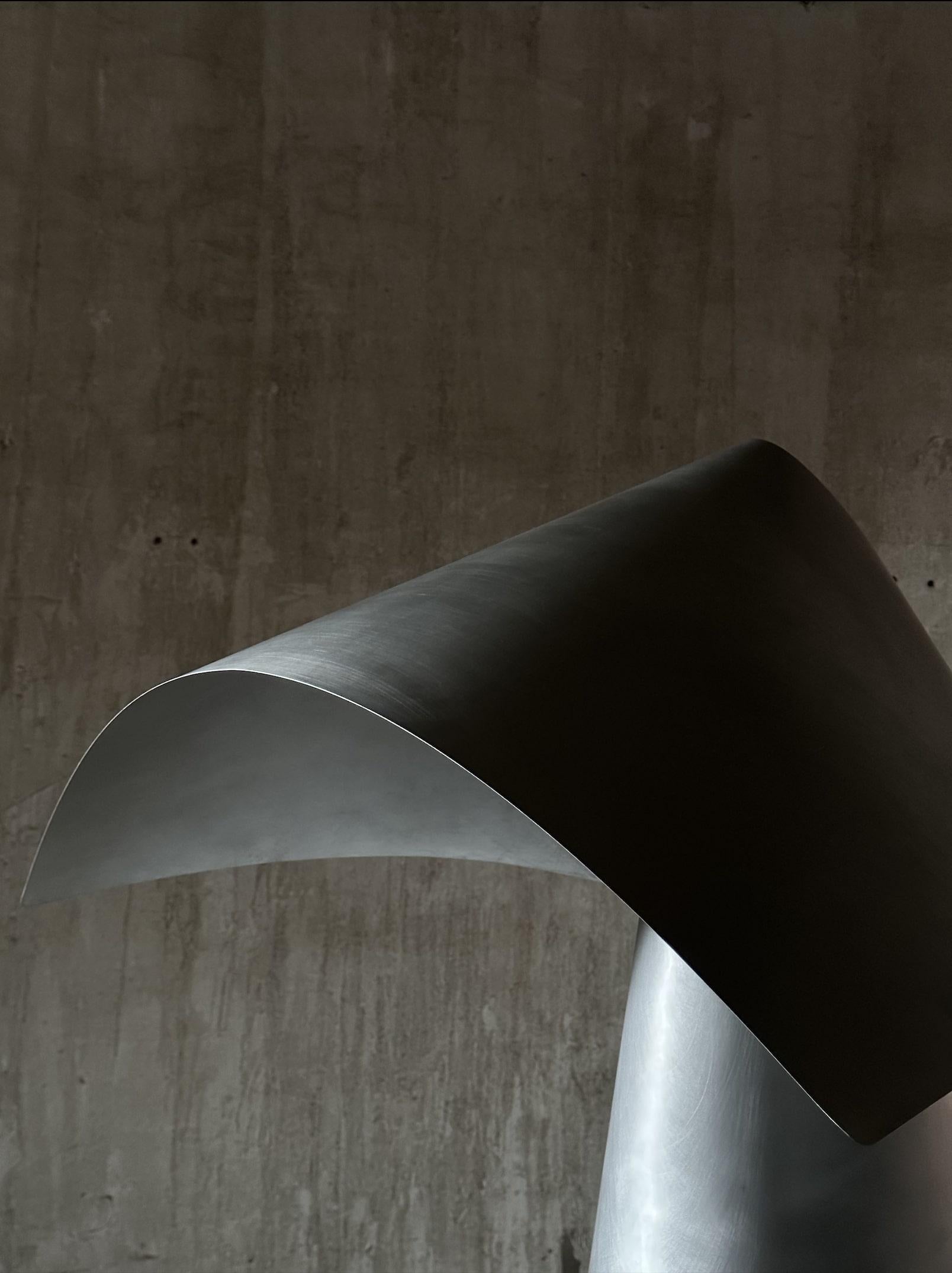 Lampada da terra scultorea in metallo con design ispirato ai Samurai, 2024 - 'Yasuke' in vendita 1