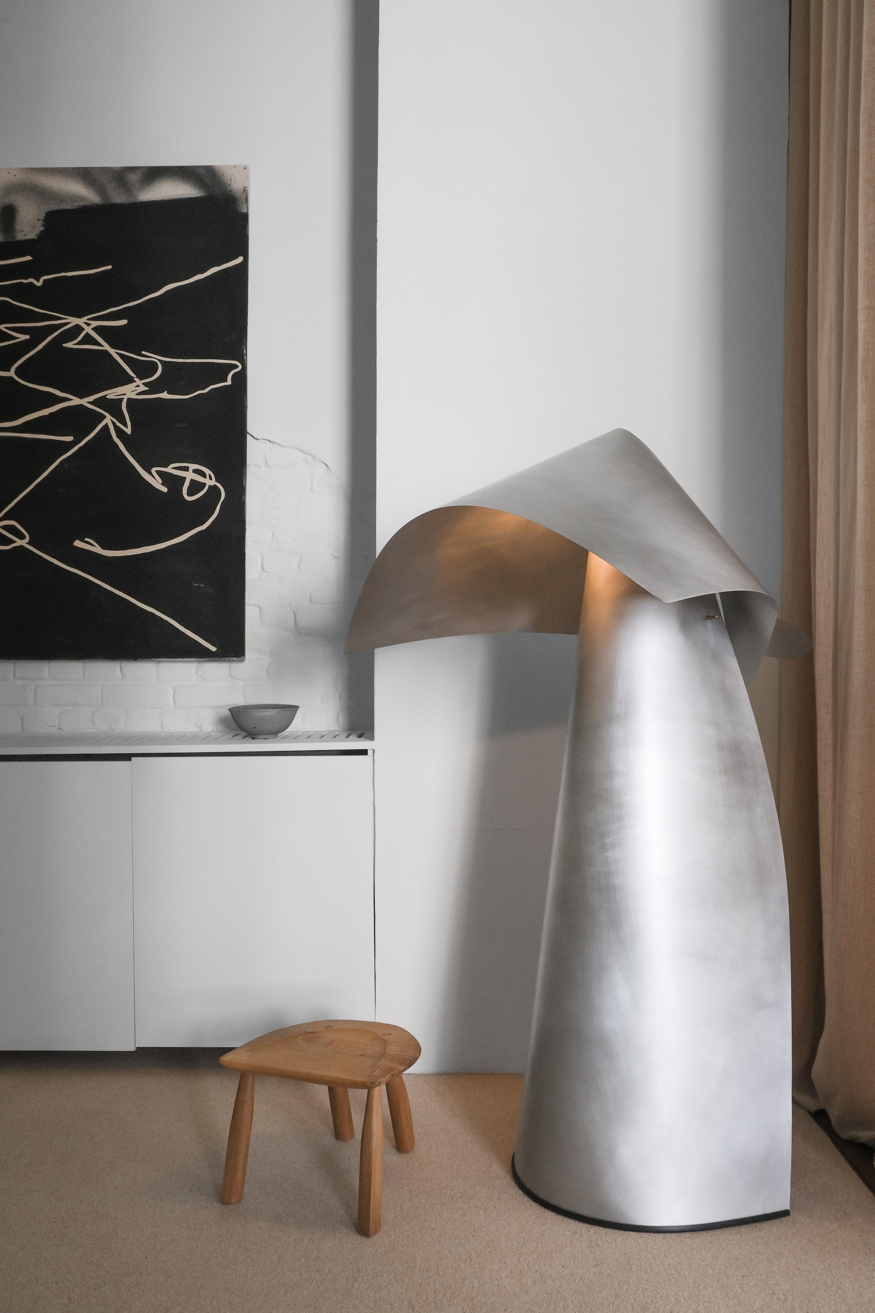 Lampada da terra scultorea in metallo con design ispirato ai Samurai, 2024 - 'Yasuke' in vendita 4