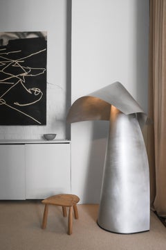Skulpturale Stehlampe aus Metall mit von Samurai inspiriertem Design, 2024 - 'Yasuke'