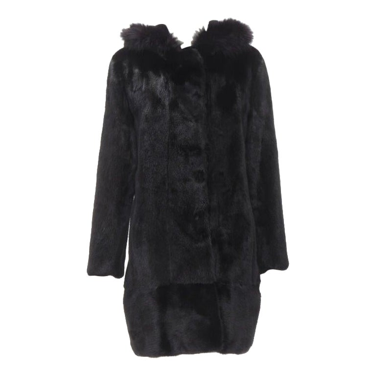 ISLA Schwarze Pelzjacke mit langen Ärmeln und Schnappverschluss und Kapuze IT42