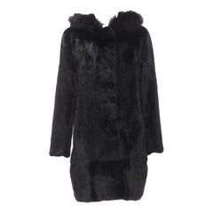 ISLA Schwarze Pelzjacke mit langen Ärmeln und Schnappverschluss und Kapuze IT42