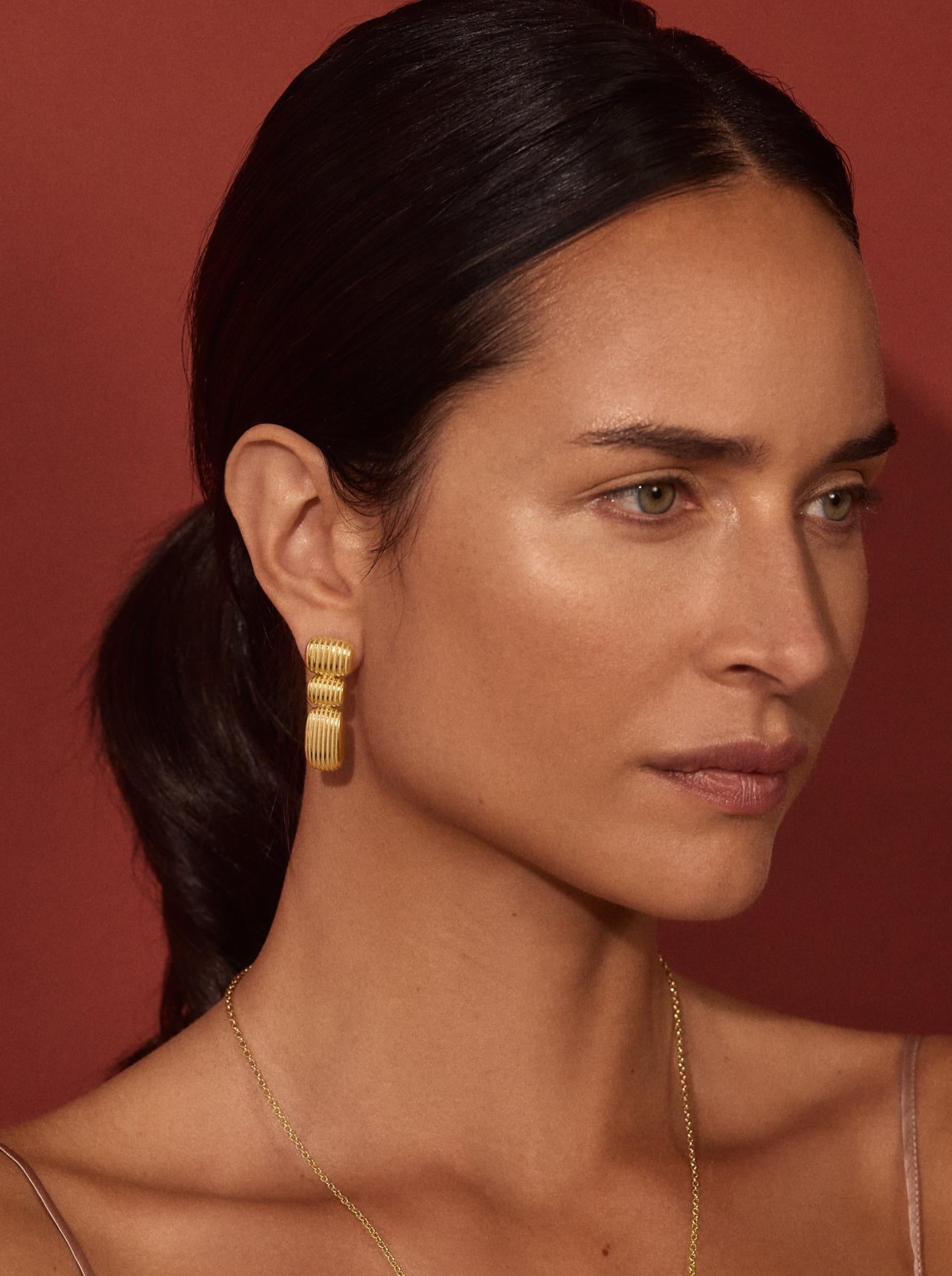 Isla brings form to Pamela’s love of working with texture and shape. A gleaming finish of polished ridges and sandblasted channels evokes both the nobility of ancient worlds and the glamour of the 70’s.

18k gold, 13.81g
Length 40mm
Finely crafted