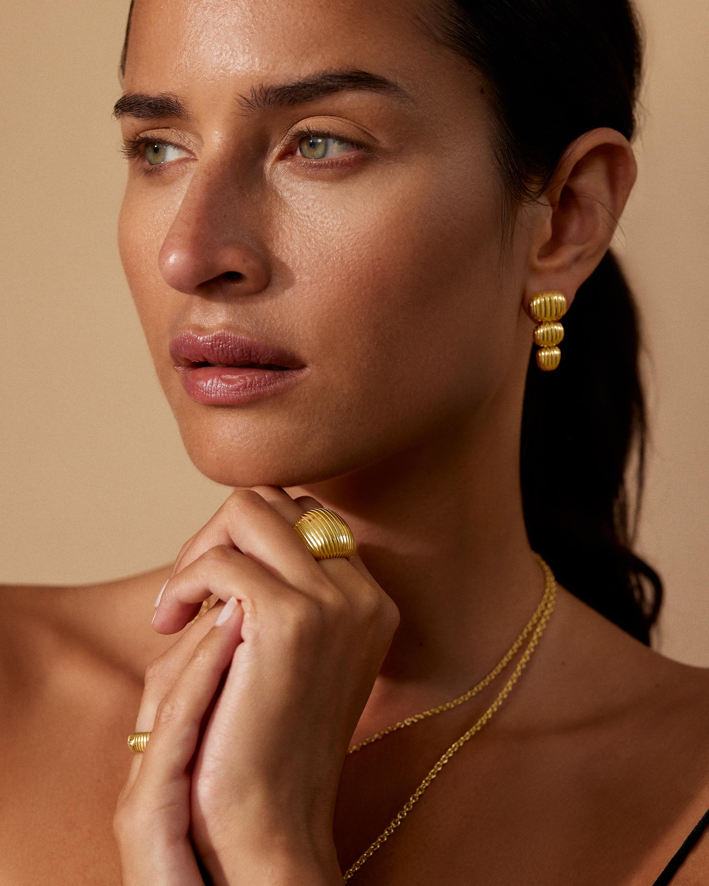 Isla dà forma all'amore di Pamela per la lavorazione di texture e forme. Una finitura scintillante di creste lucide e canali sabbiati evoca sia la nobiltà di mondi antichi sia il glamour degli anni '70.

Oro giallo 18 carati, 11,32 g
Lunghezza 25