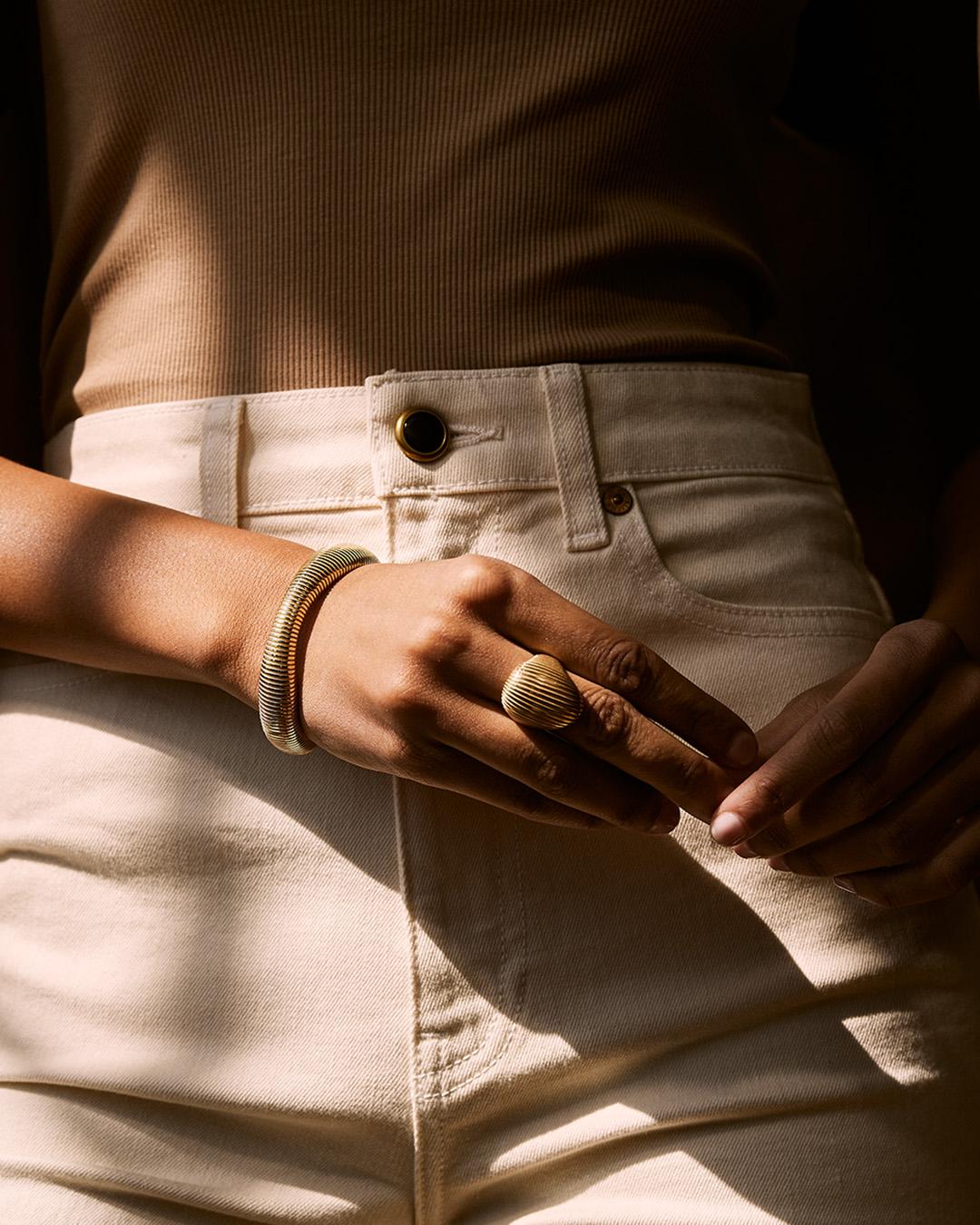 Isla brings form to Pamela’s love of working with texture and shape. A gleaming finish of polished ridges and sandblasted channels evokes both the nobility of ancient worlds and the glamour of the 70’s.

18K yellow gold, 15.86g
Finely crafted in