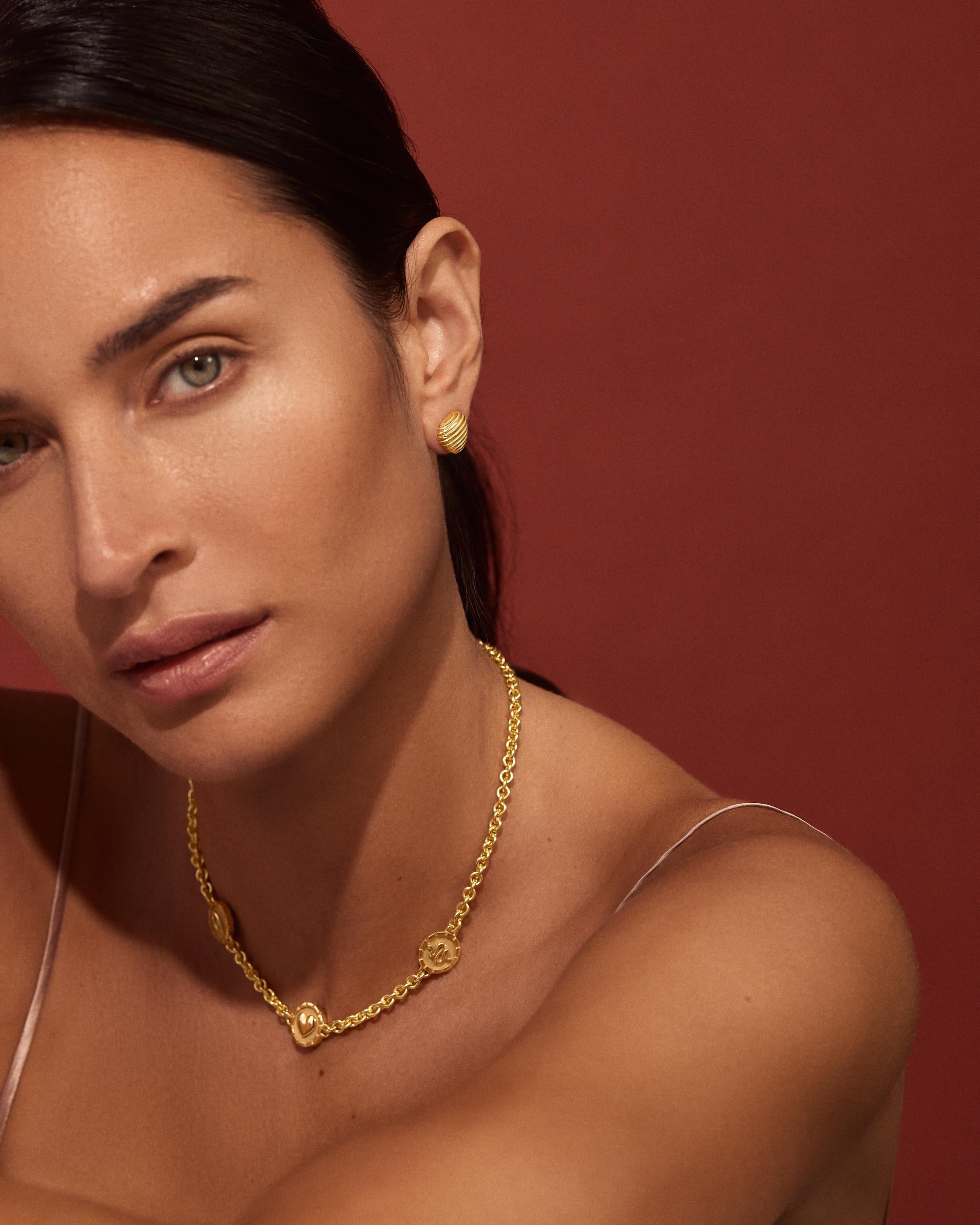 Isla dà forma all'amore di Pamela per la lavorazione di texture e forme. Una finitura scintillante di creste lucide e canali sabbiati evoca sia la nobiltà dei mondi antichi sia il glamour degli anni '70.

Oro giallo 18 carati, 4,58 g
Finemente