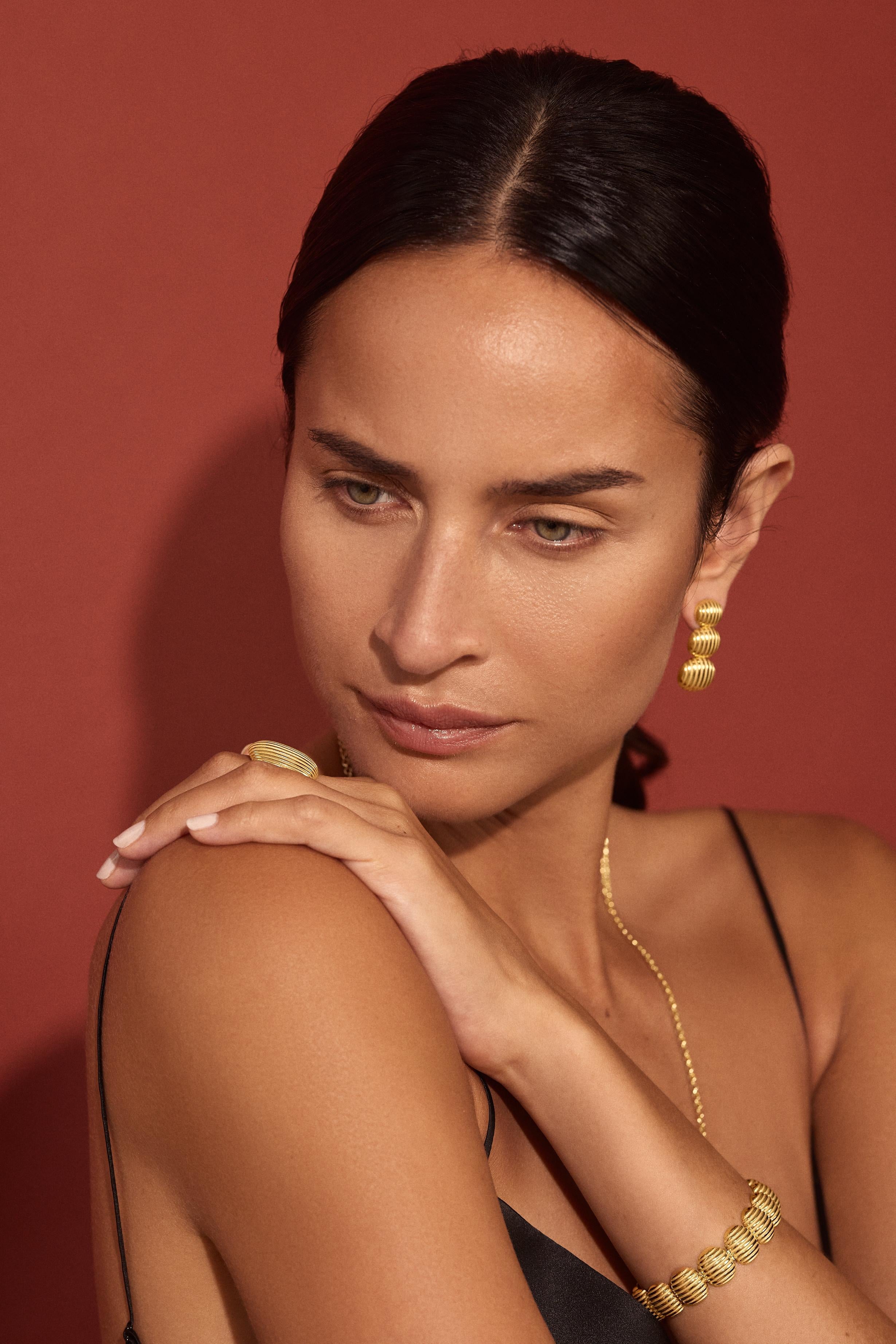 Isla brings form to Pamela’s love of working with texture and shape. A gleaming finish of polished ridges and sandblasted channels evokes both the nobility of ancient worlds and the glamour of the 70’s.

18K gold, 12.13g
Length 33mm
Finely crafted