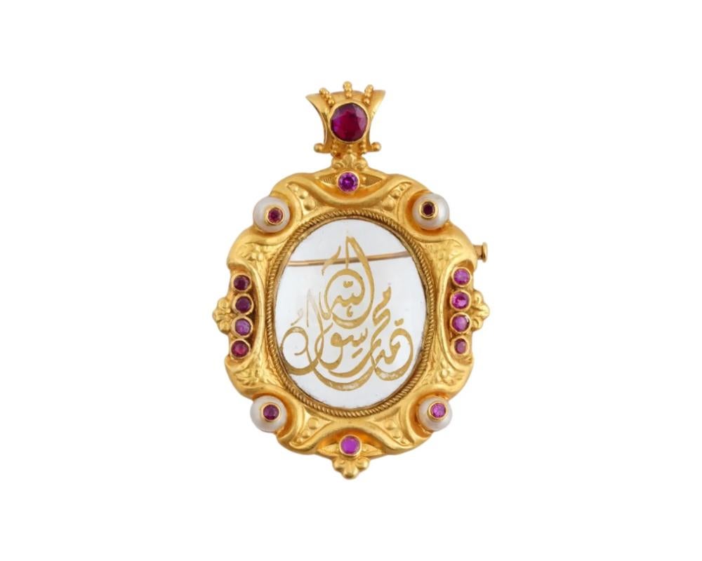 Broche moderne en argent et cristal de roche. La broche est incrustée de diverses pierres semi-précieuses colorées. Non marqué. Bijoux et accessoires vintage et modernes pour dames, destinés aux collectionneurs.

Dimensions : 2 1/4 x 1 7/8 in.