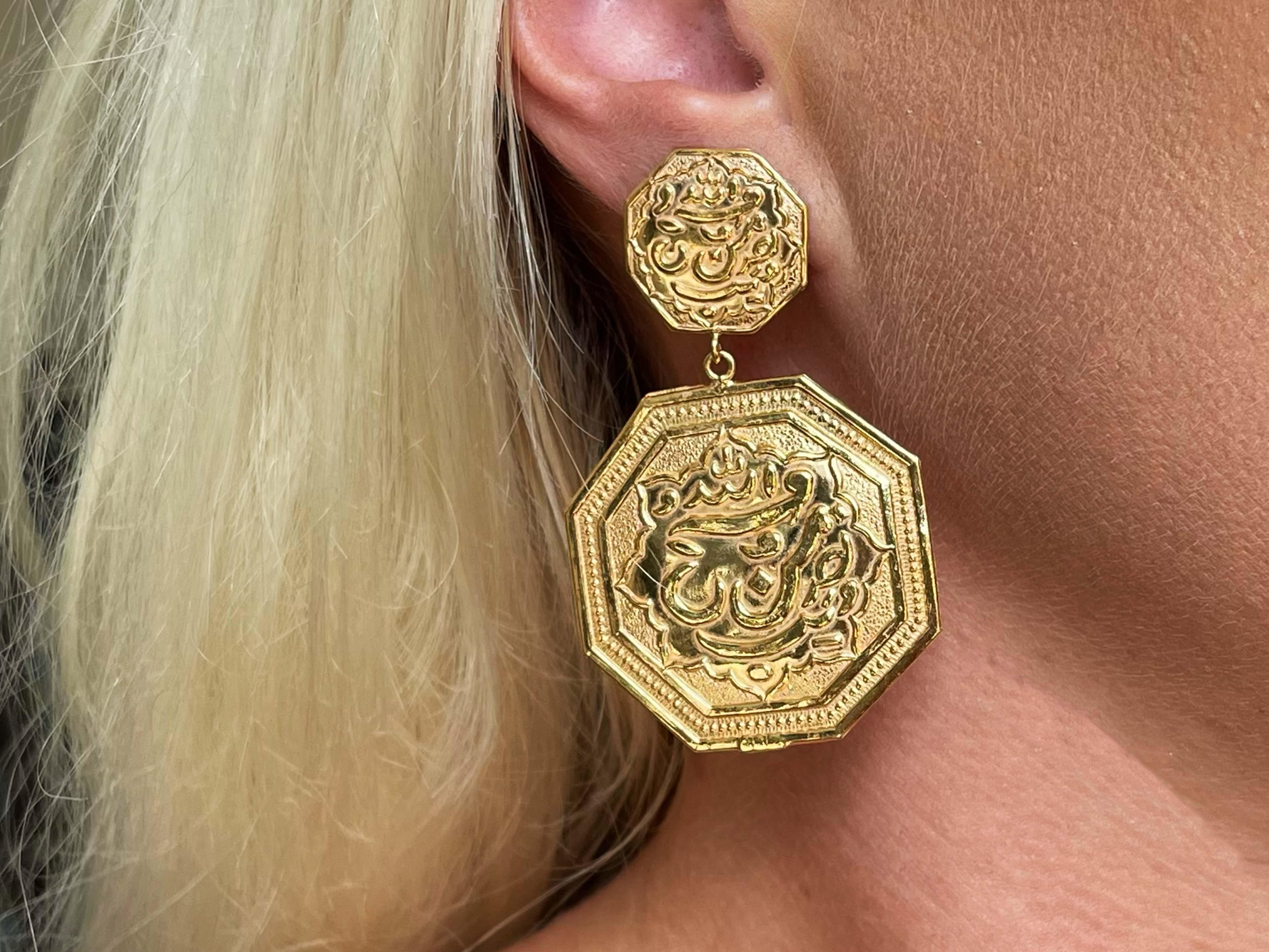 Islamic Art Large Gold Dangly Earrings 21K

Item Specifications:

Metal: 21K Yellow Gold

Weight: 12.8 Grams

Measurements: 2.45