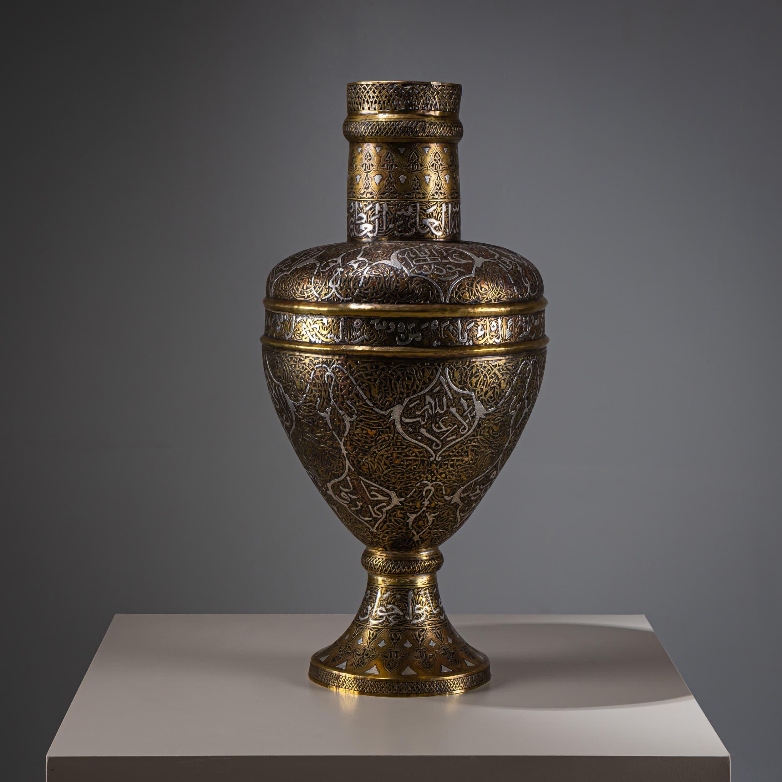 Jarrón islámico de latón con incrustaciones de plata en venta 3