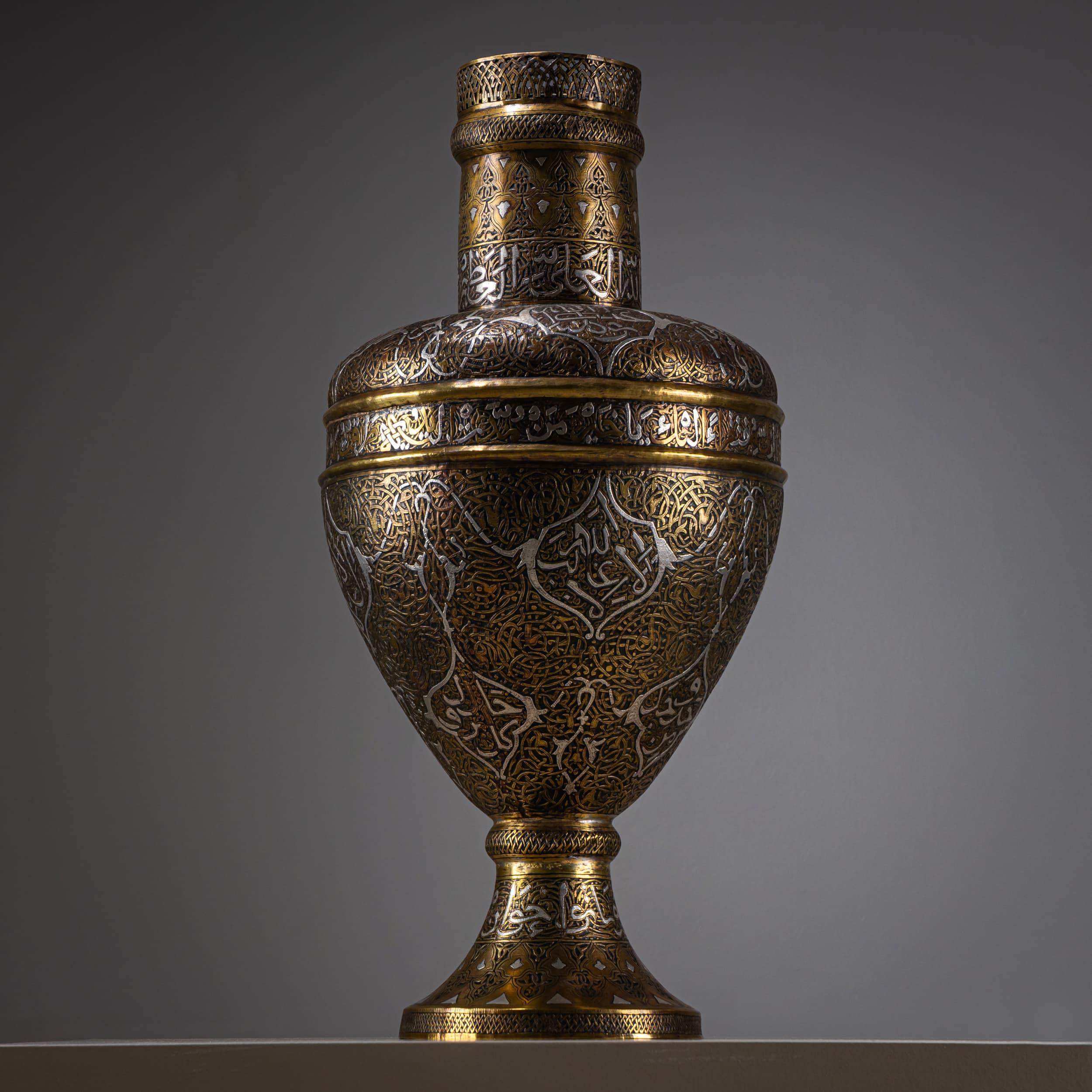 Jarrón islámico de latón con incrustaciones de plata Tallado en venta