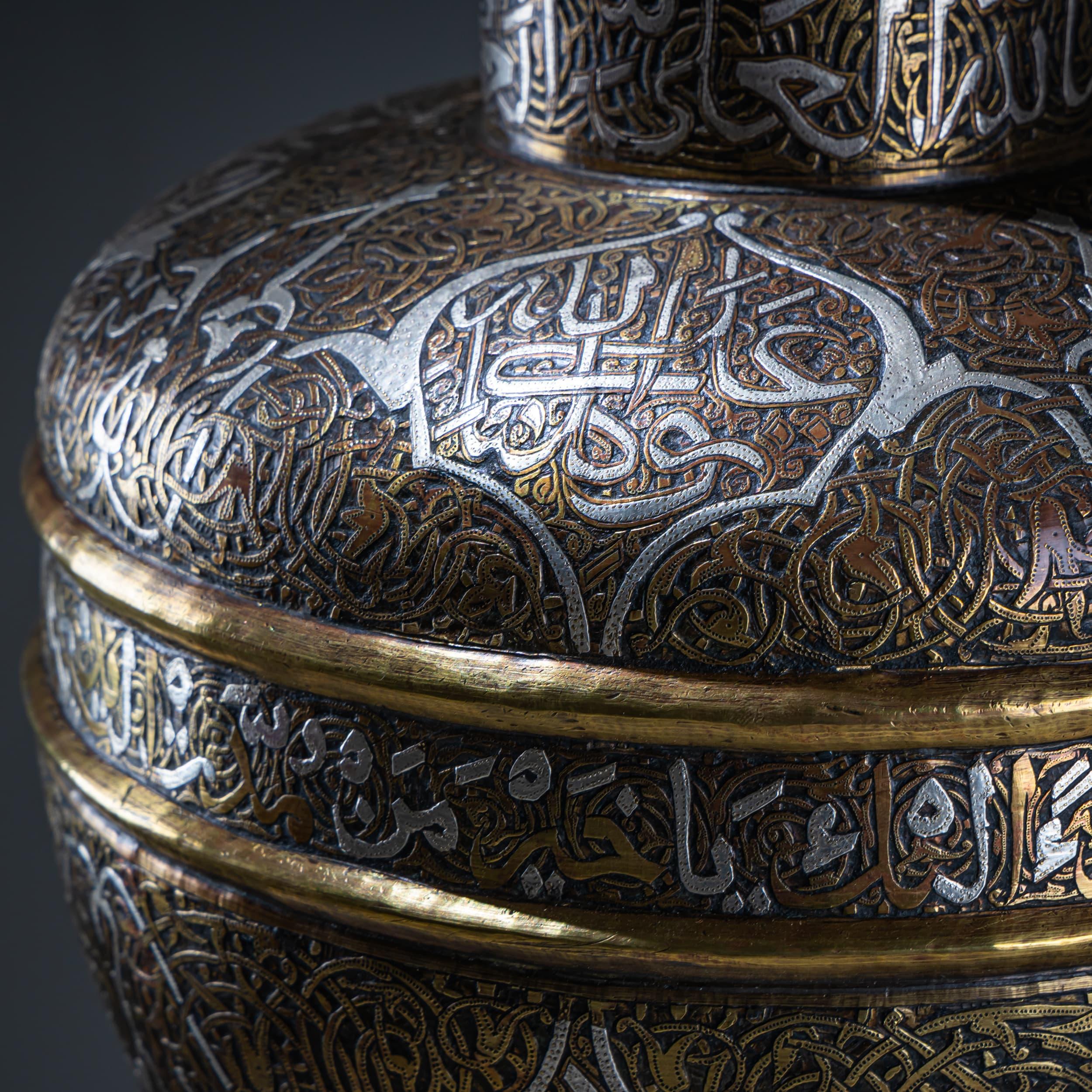 Jarrón islámico de latón con incrustaciones de plata siglo XIX en venta