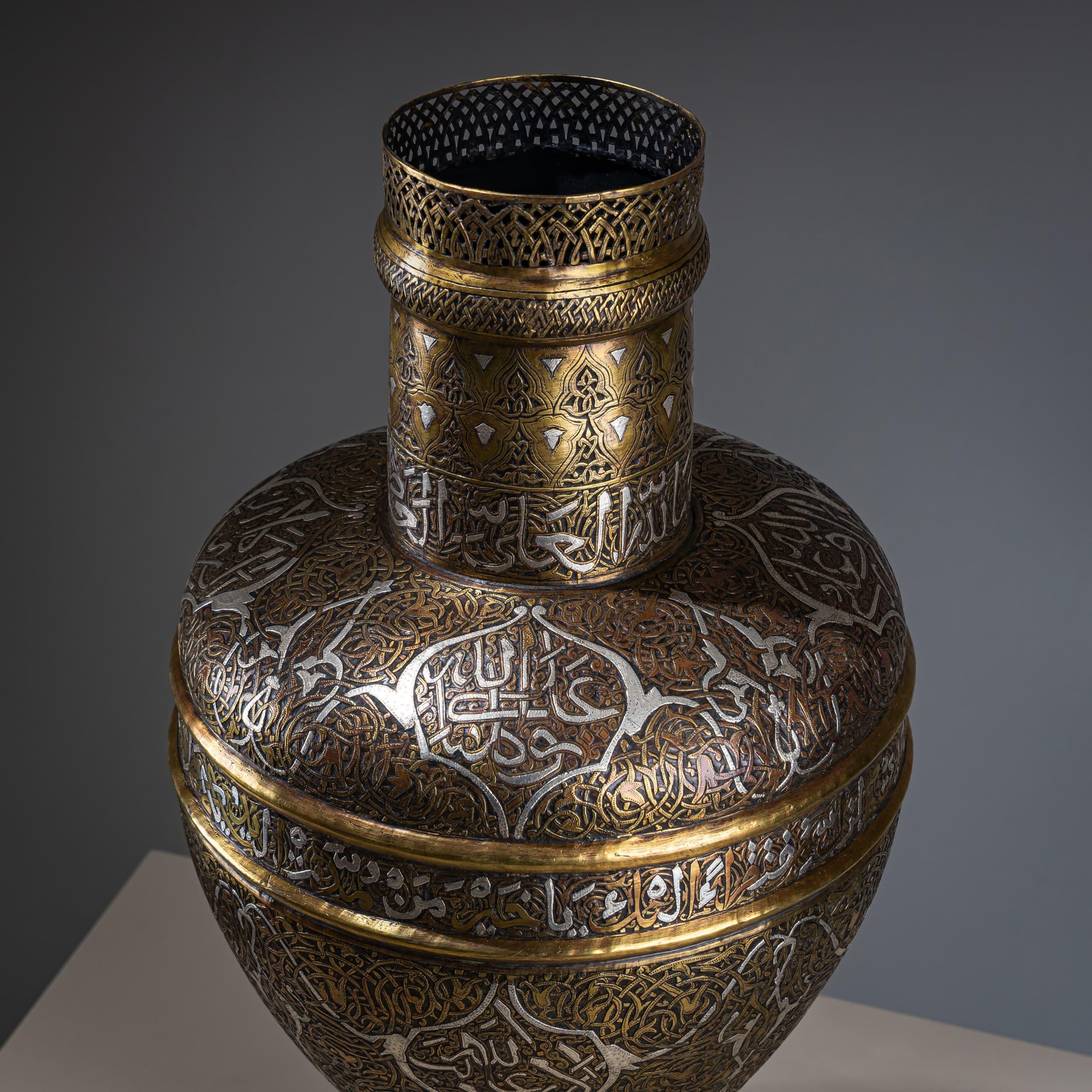 Jarrón islámico de latón con incrustaciones de plata Silver en venta