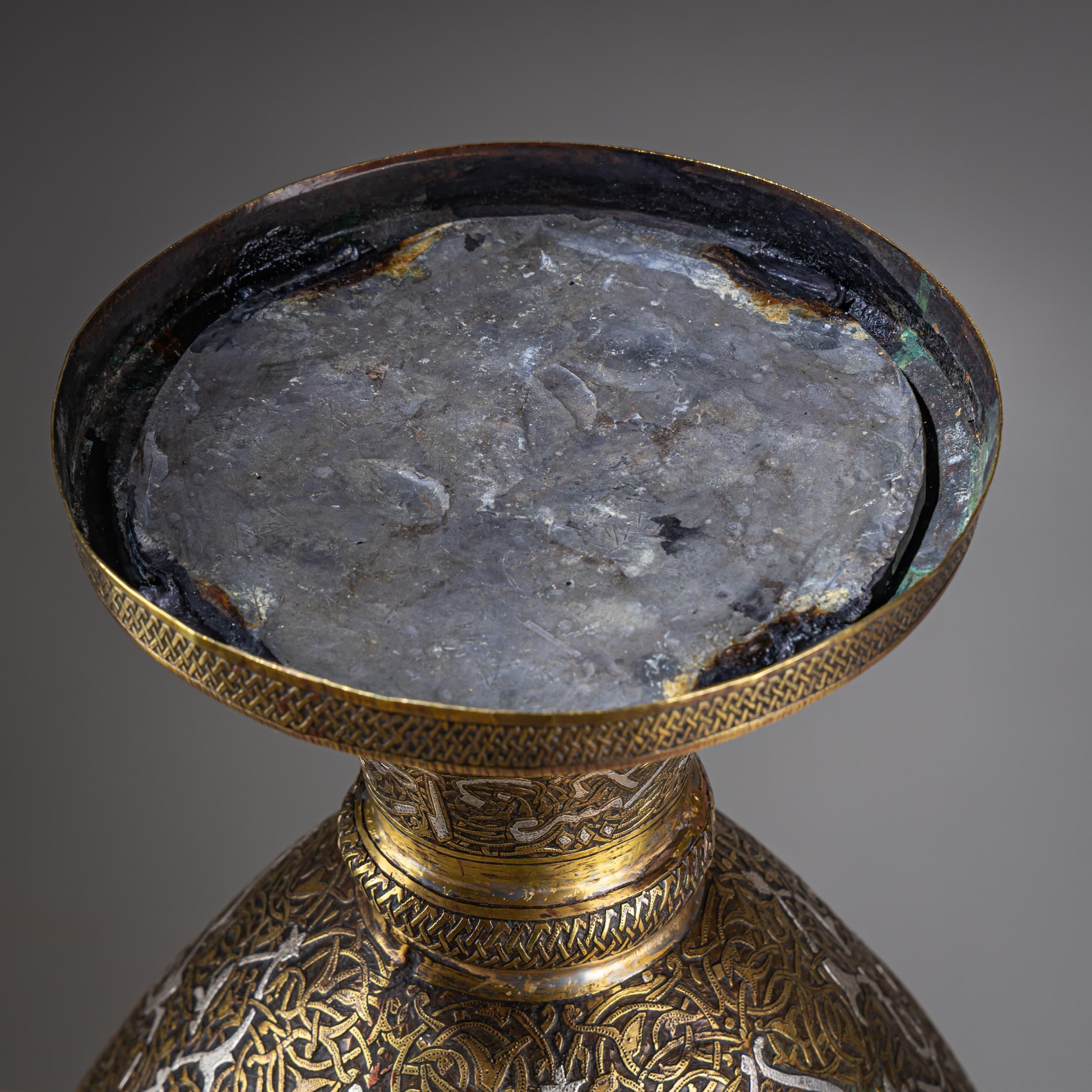 Jarrón islámico de latón con incrustaciones de plata en venta 1