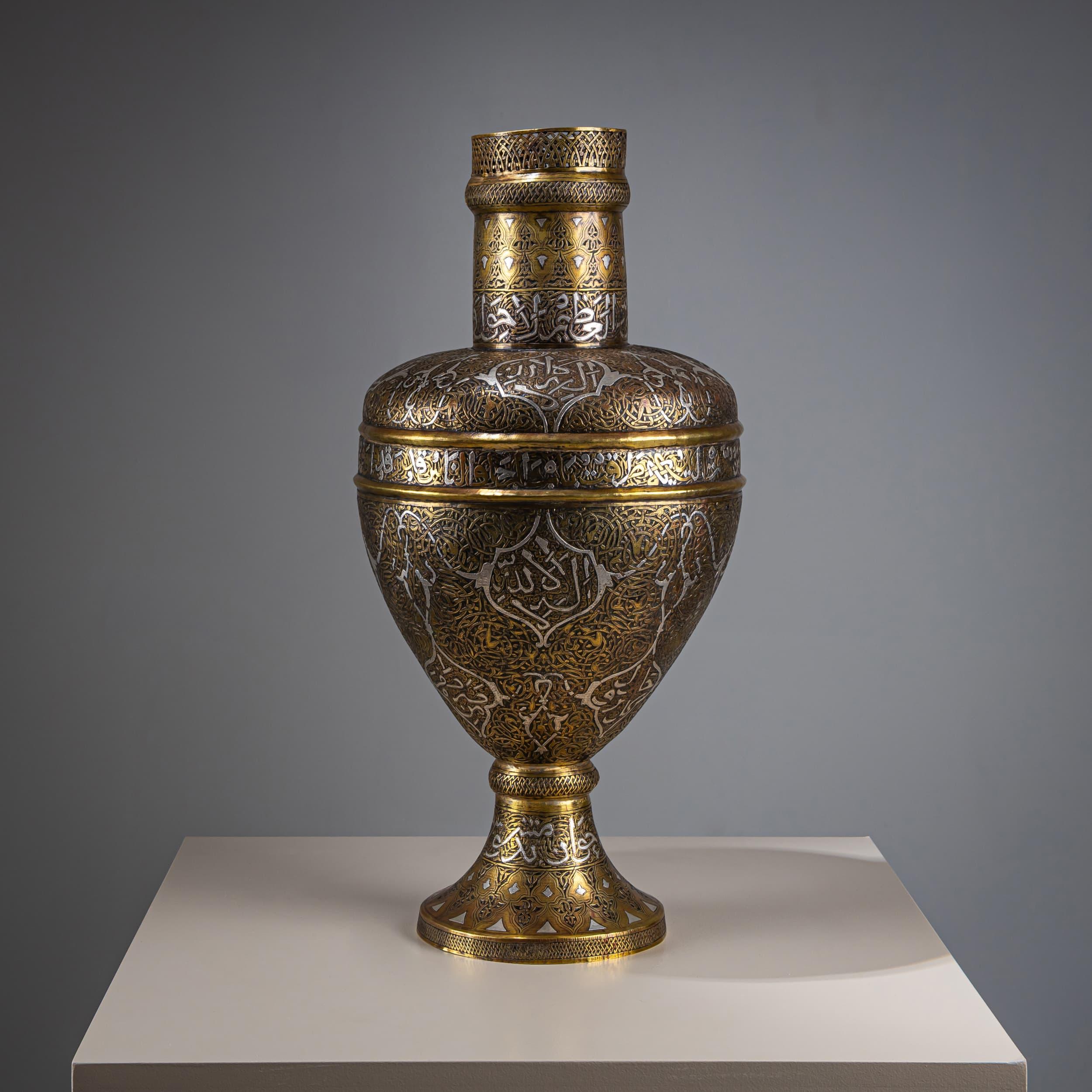 Jarrón islámico de latón con incrustaciones de plata en venta 2