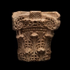Capitel islamico in marmo, intagliato a mano, periodo omayyade, Spagna, 961-976 d.C.