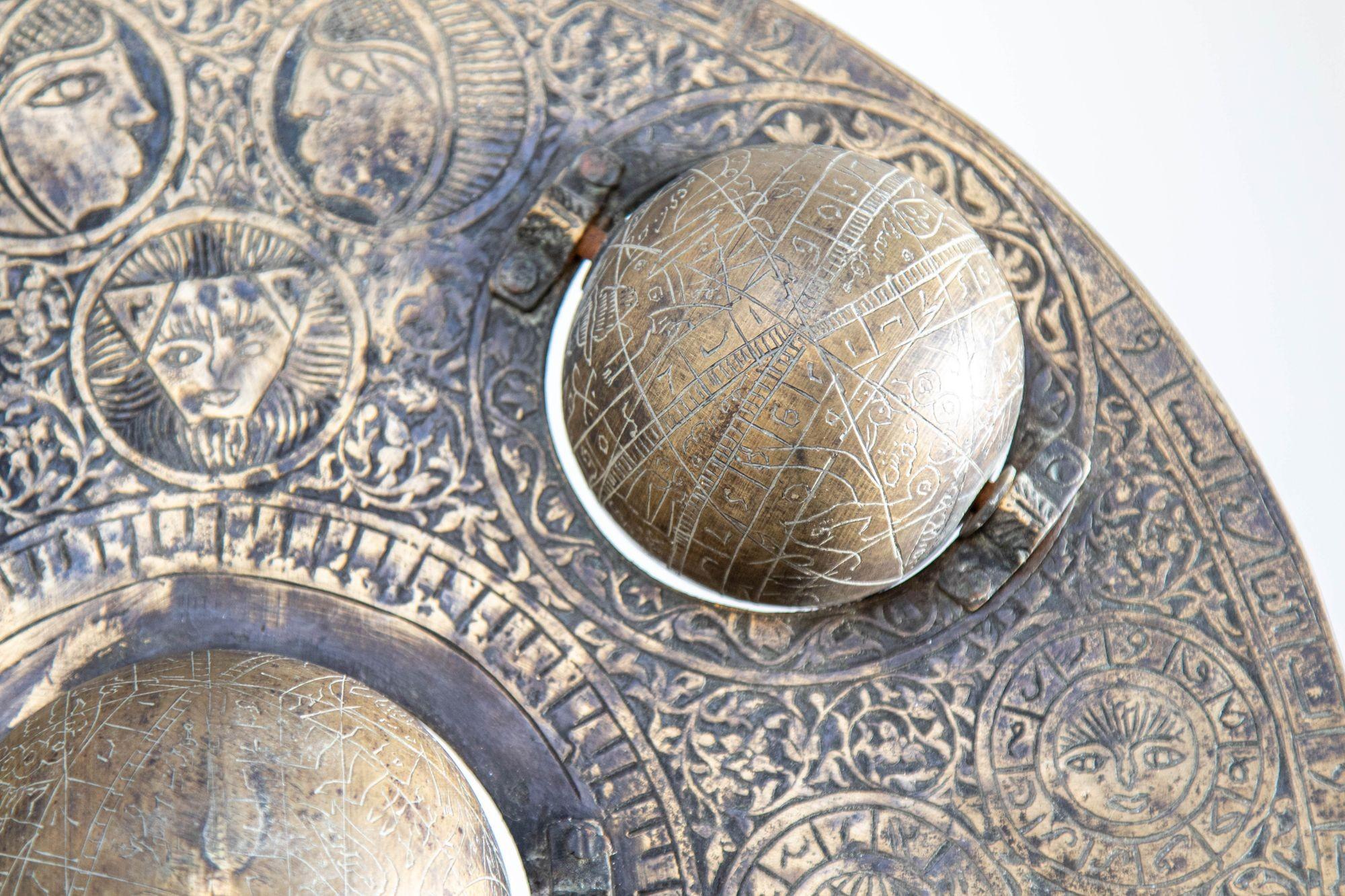 Astrolabio islamico in bronzo fuso con cinque globi celesti Strumento astronomico in vendita 3