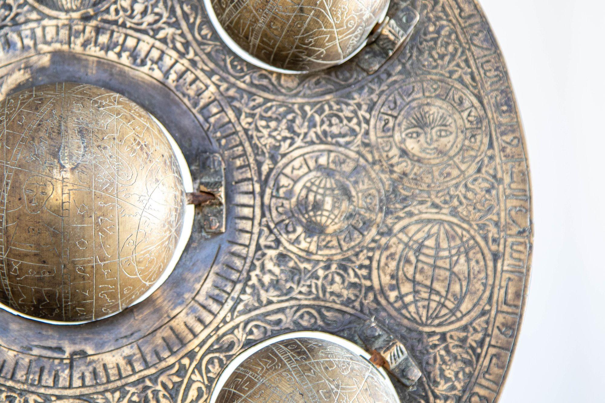 Astrolabio islamico in bronzo fuso con cinque globi celesti Strumento astronomico in vendita 8