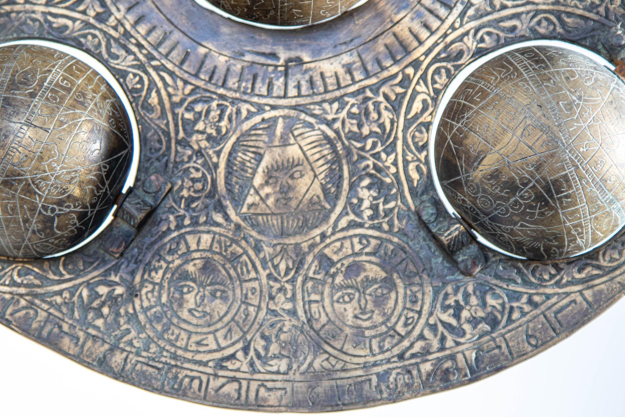 Astrolabio islamico in bronzo fuso con cinque globi celesti Strumento astronomico in vendita 9
