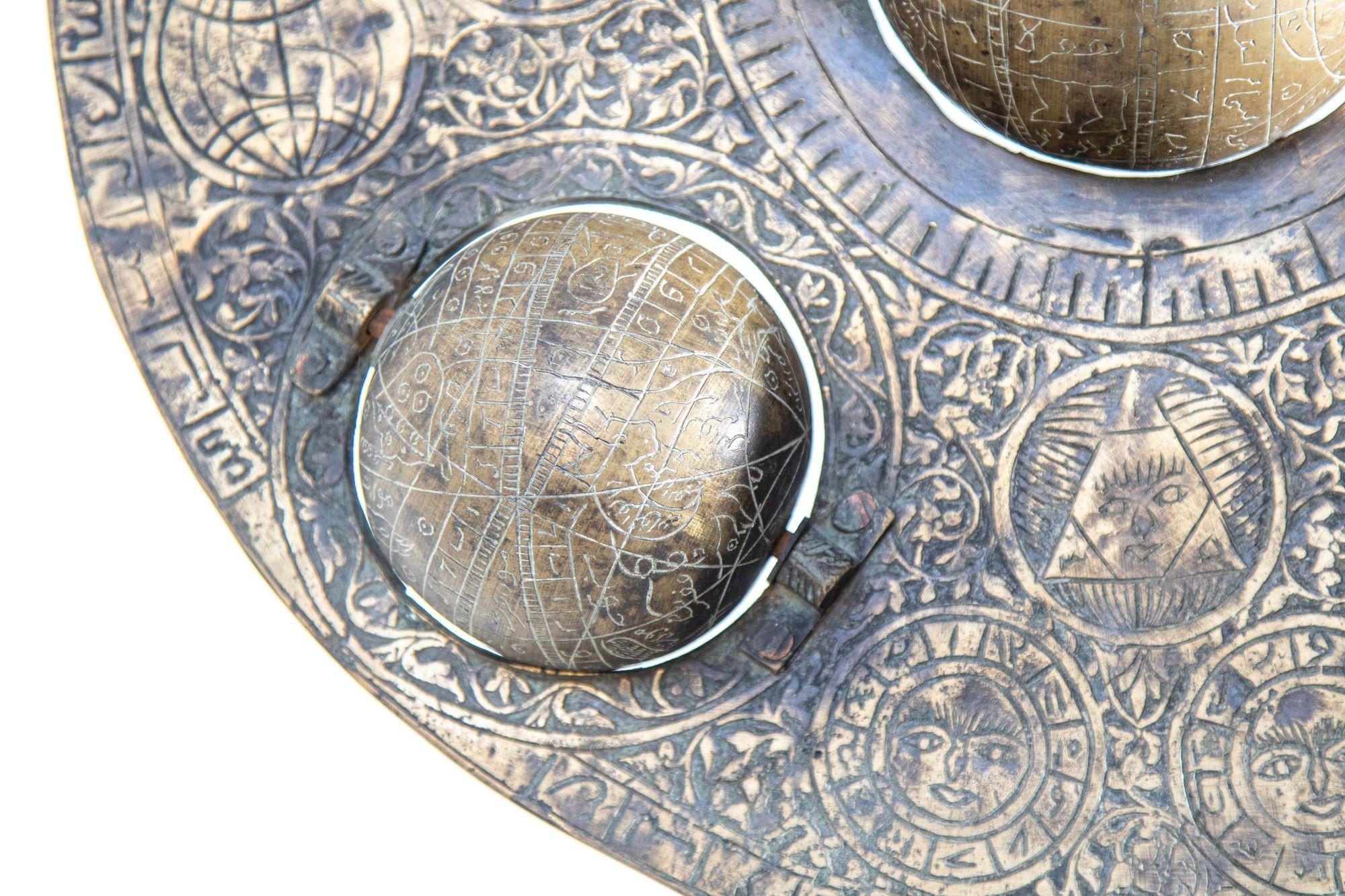 Astrolabio islamico in bronzo fuso con cinque globi celesti Strumento astronomico in vendita 10