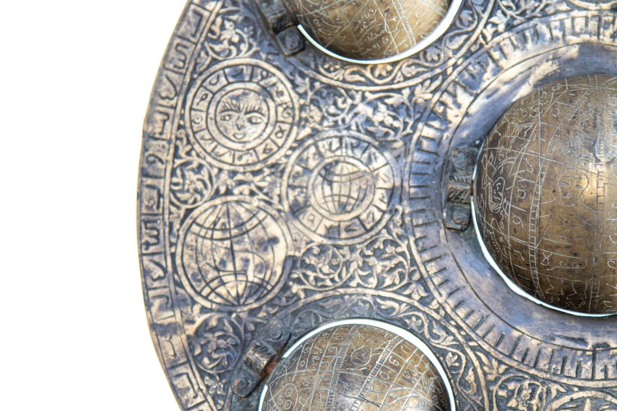 Astrolabio islamico in bronzo fuso con cinque globi celesti Strumento astronomico in vendita 11