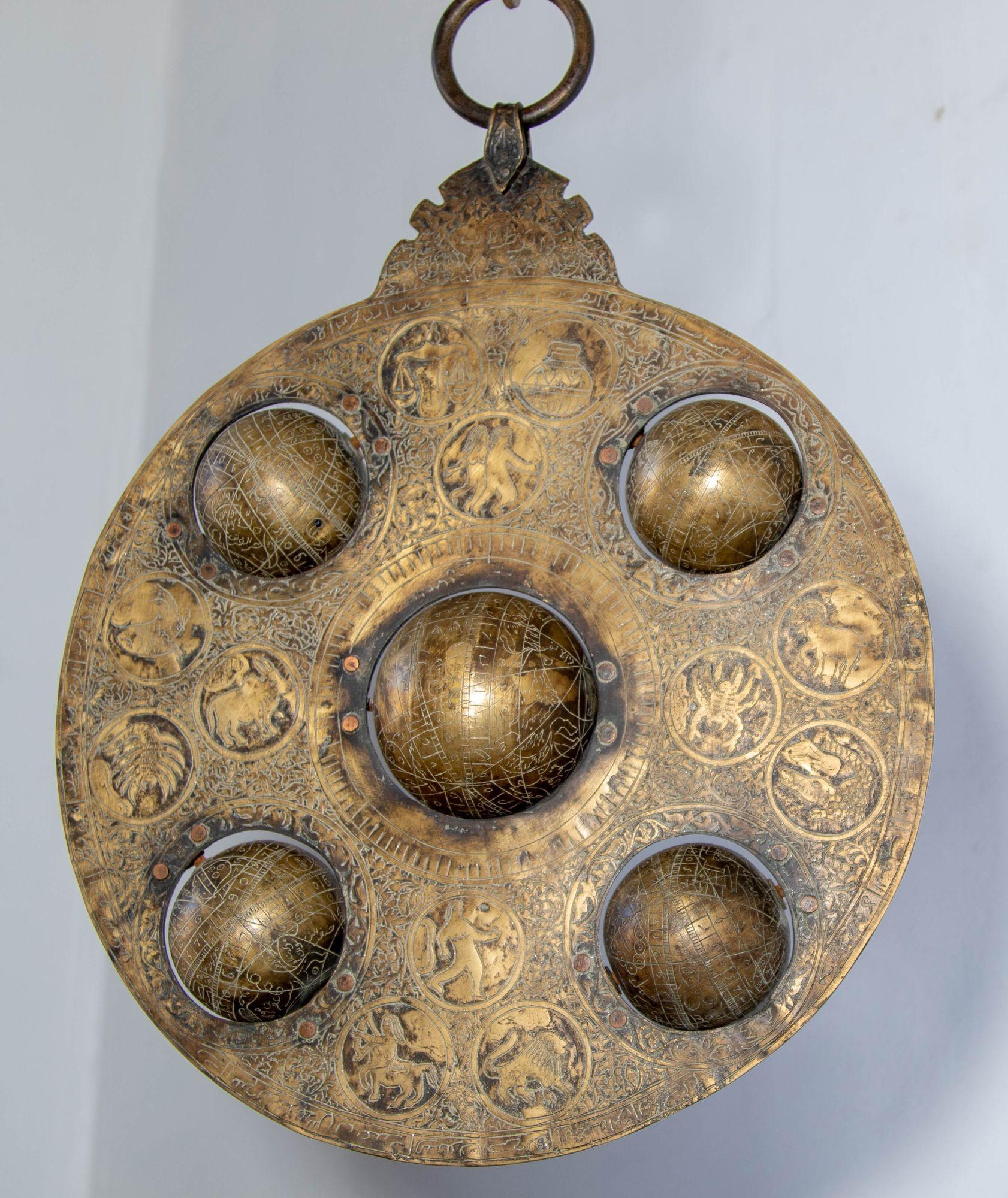 Astrolabio islamico in bronzo fuso con cinque globi celesti rotanti.Antico strumento astronomico asiatico islamico persiano, originariamente un'invenzione ellenistica, fu realizzato per risolvere complessi problemi astronomici e per fornire al