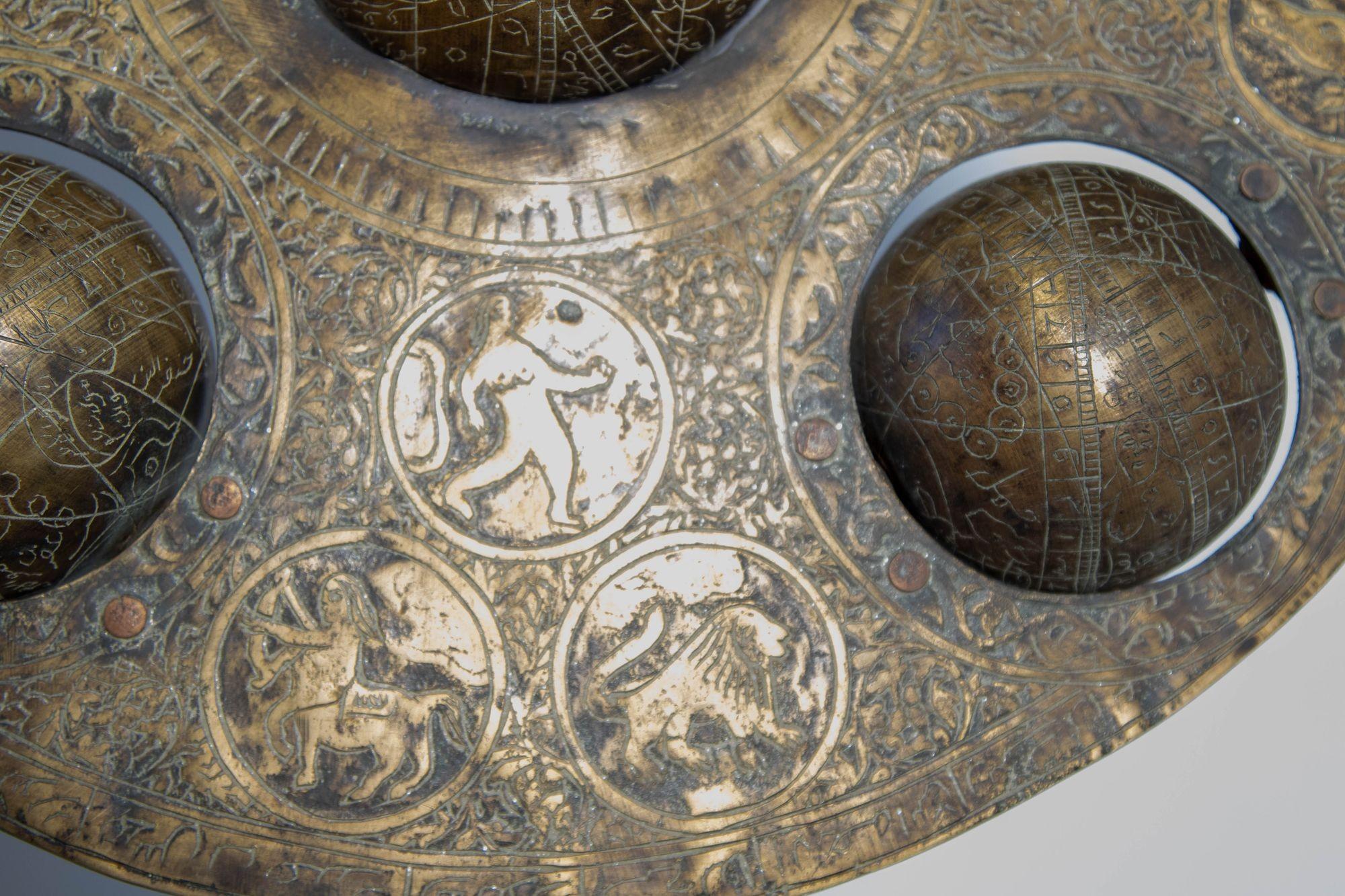 Astrolabio islamico in bronzo fuso con cinque globi celesti Strumento astronomico in vendita 13