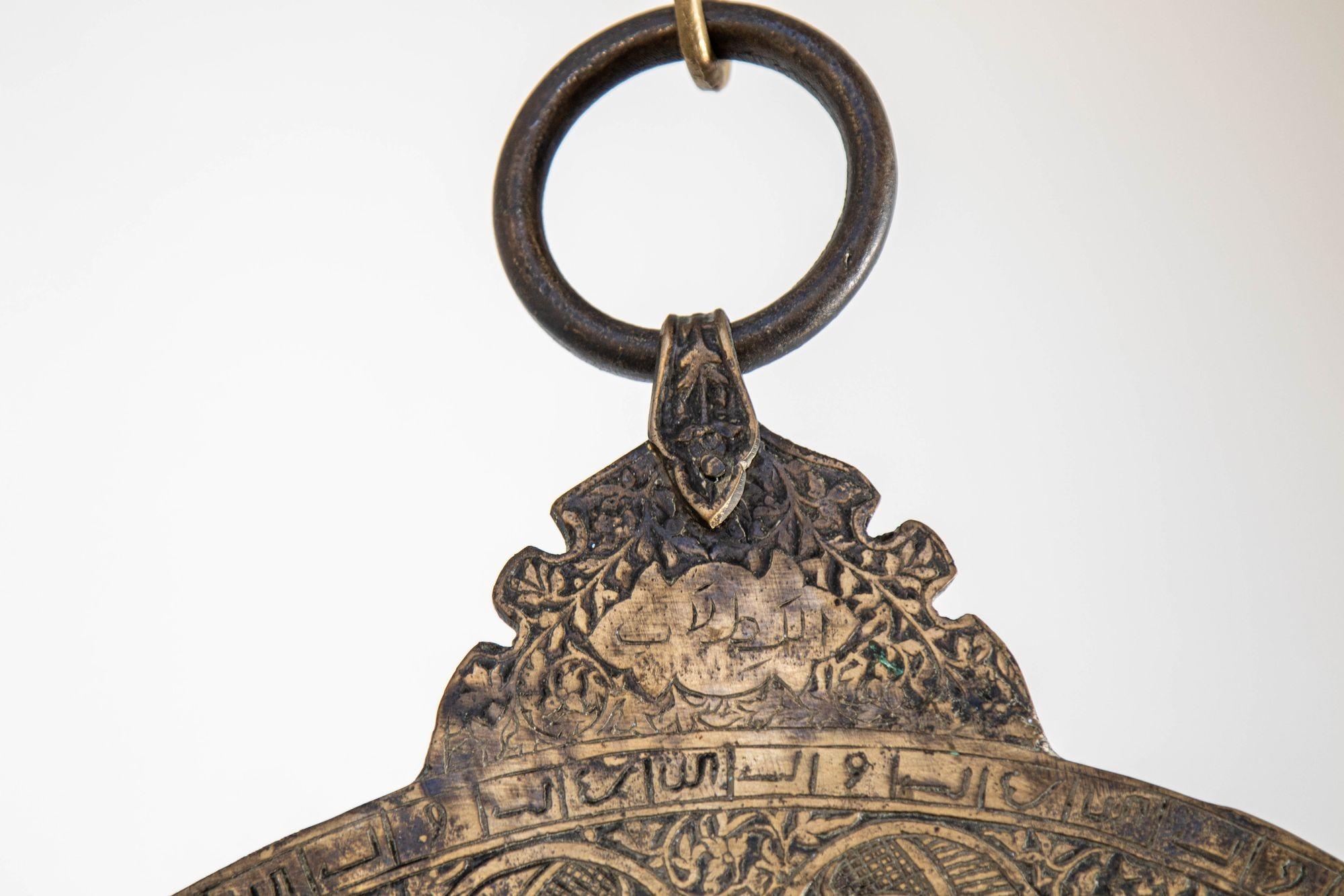 Ottone Astrolabio islamico in bronzo fuso con cinque globi celesti Strumento astronomico in vendita