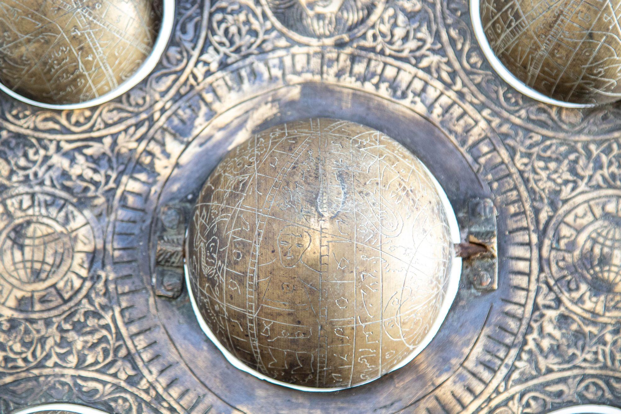 Astrolabio islamico in bronzo fuso con cinque globi celesti Strumento astronomico in vendita 2