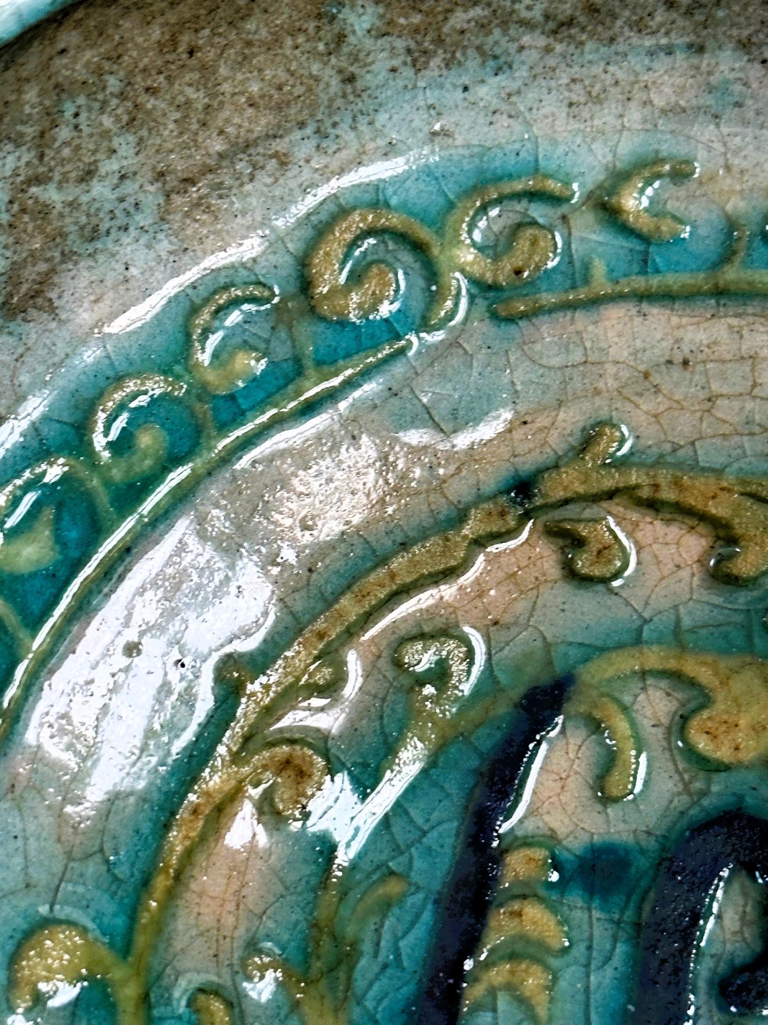 Islamische glasierte Keramikschale mit Reliefinschrift  im Angebot 1