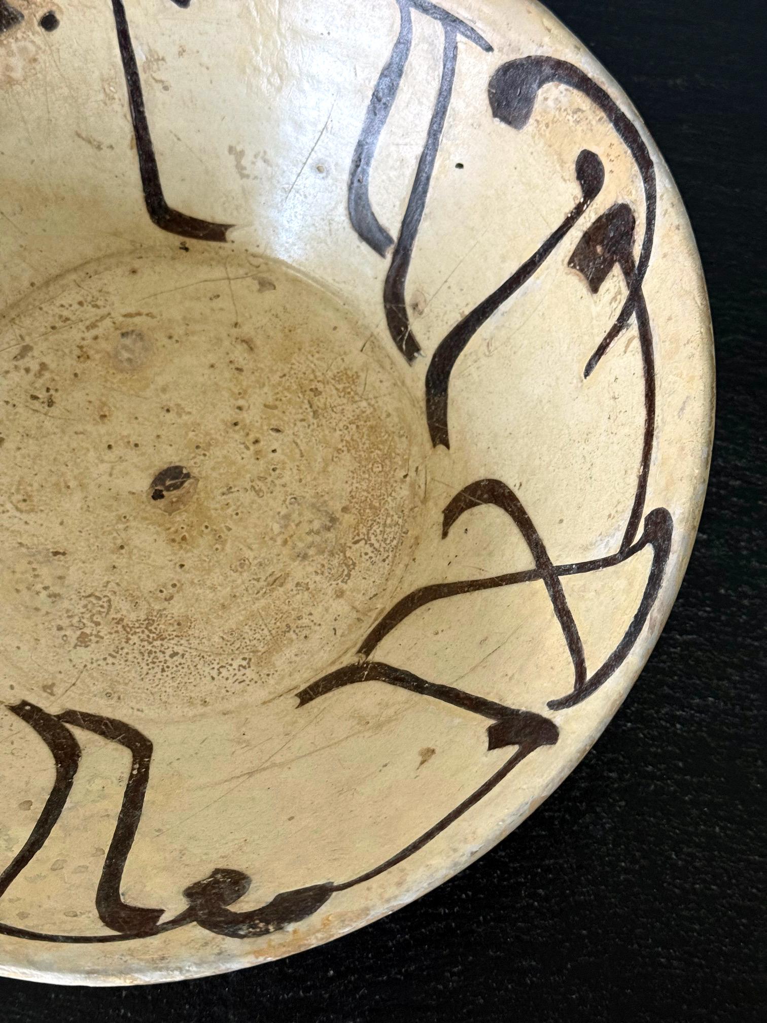 Cuenco de cerámica vidriada islámica con caligrafía cúfica Loza de Nishapur Procedencia en venta 3