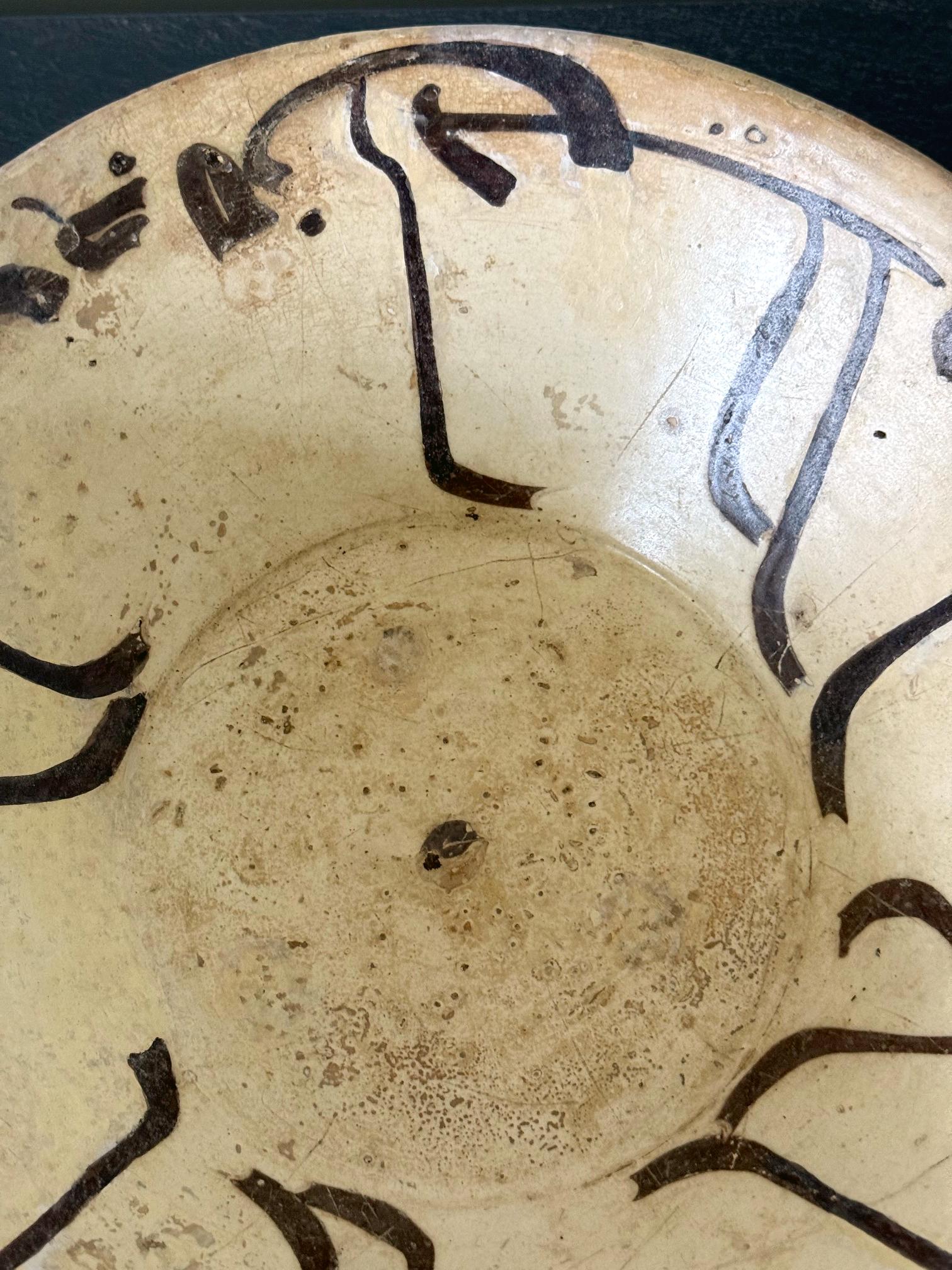 Cuenco de cerámica vidriada islámica con caligrafía cúfica Loza de Nishapur Procedencia en venta 1