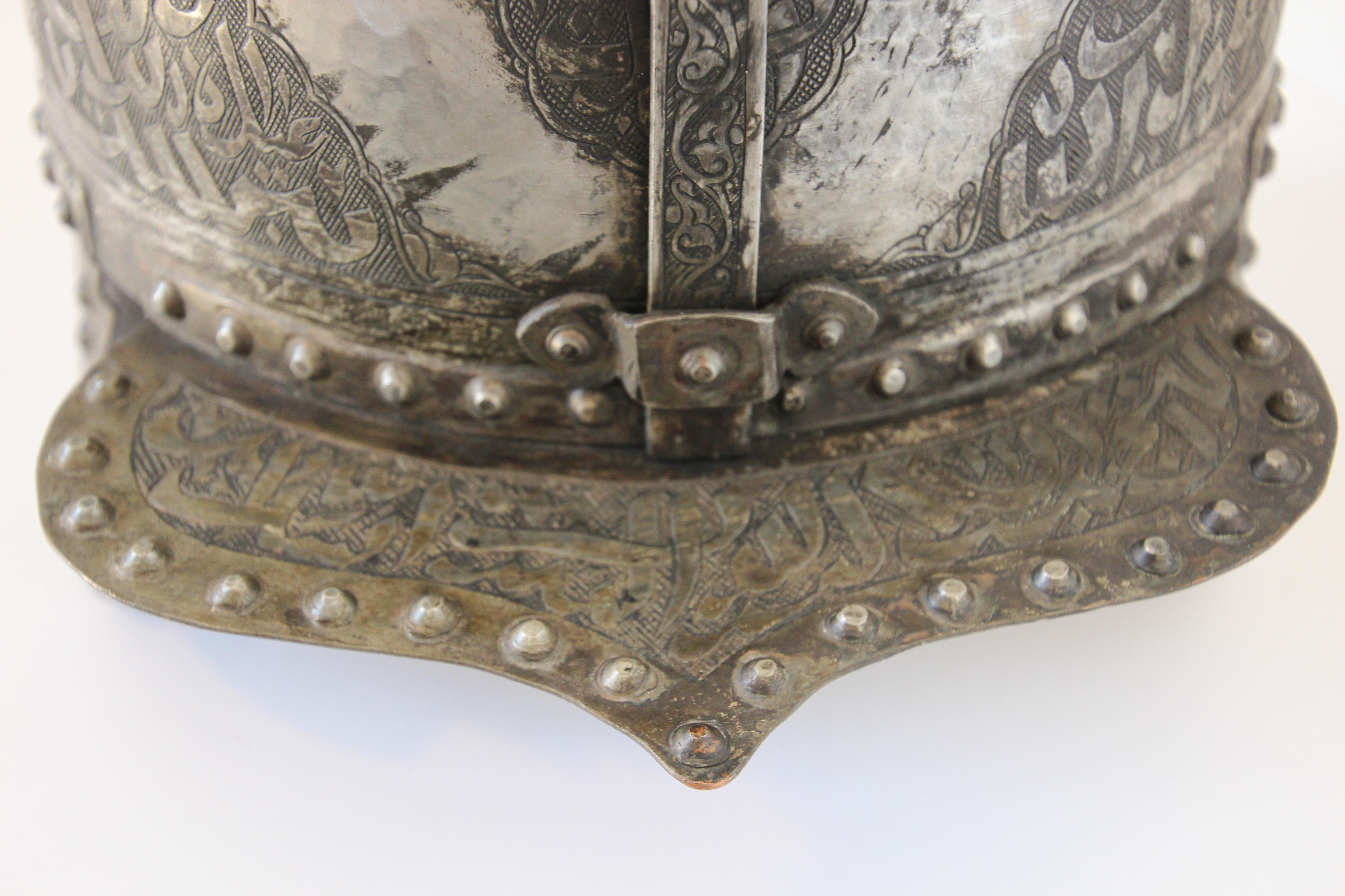 Casque islamique persan indo-indien Kulah Khud avec inscription arabe en vente 11