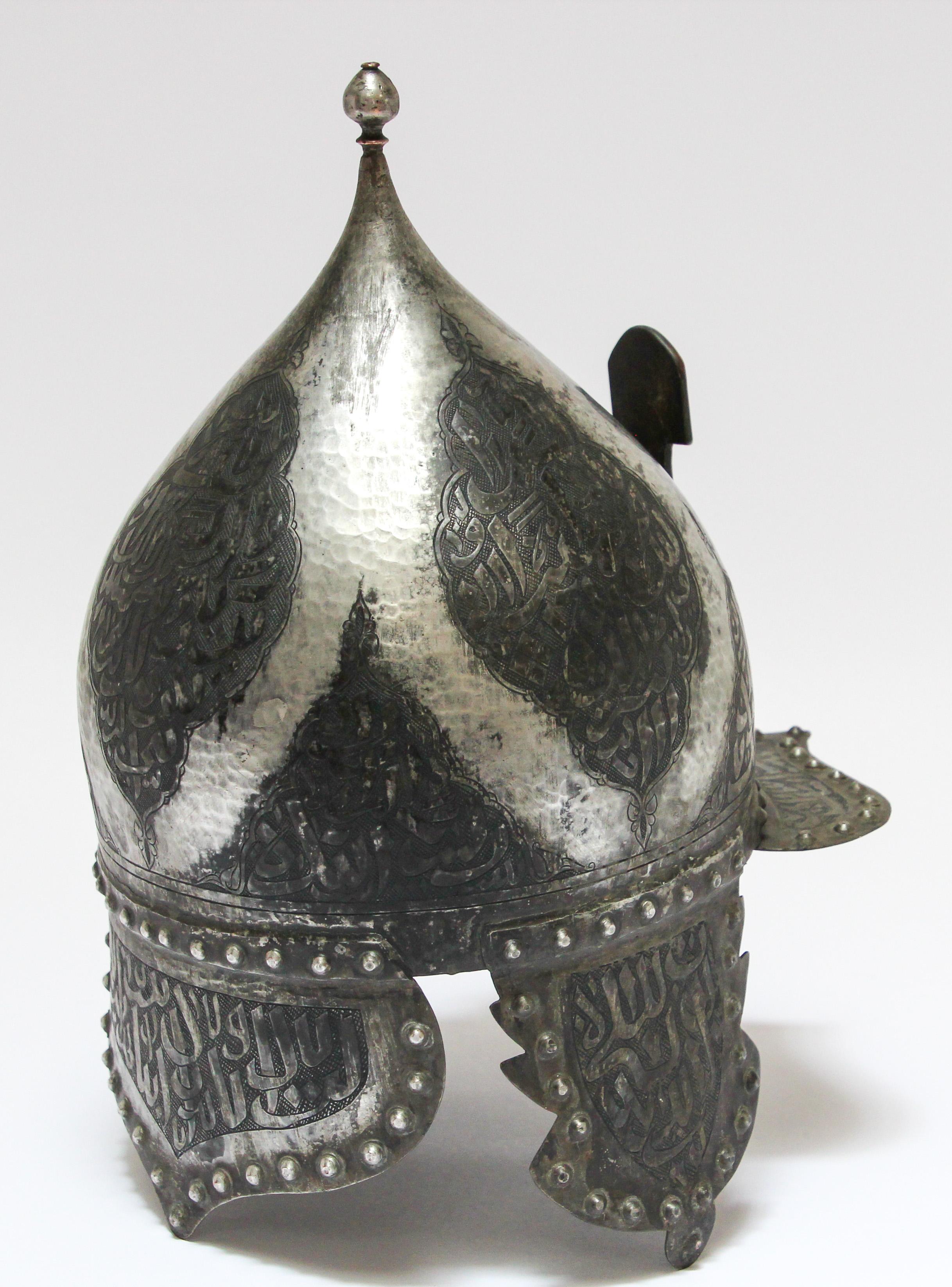 20ième siècle Casque islamique persan indo-indien Kulah Khud avec inscription arabe en vente