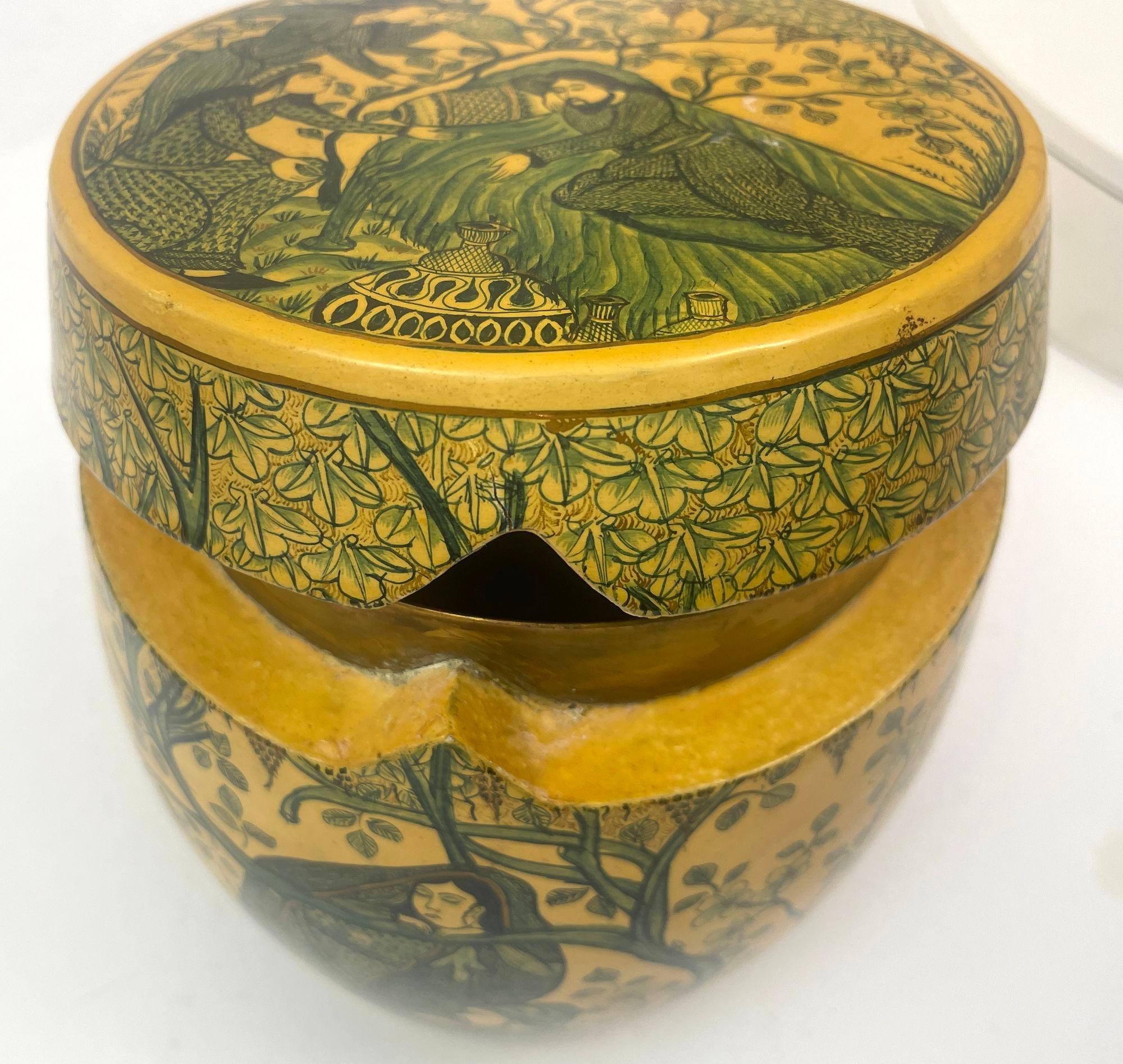 20ième siècle Boite à thé islamique en papier mâché peint à la main Cachemire 1950s en vente