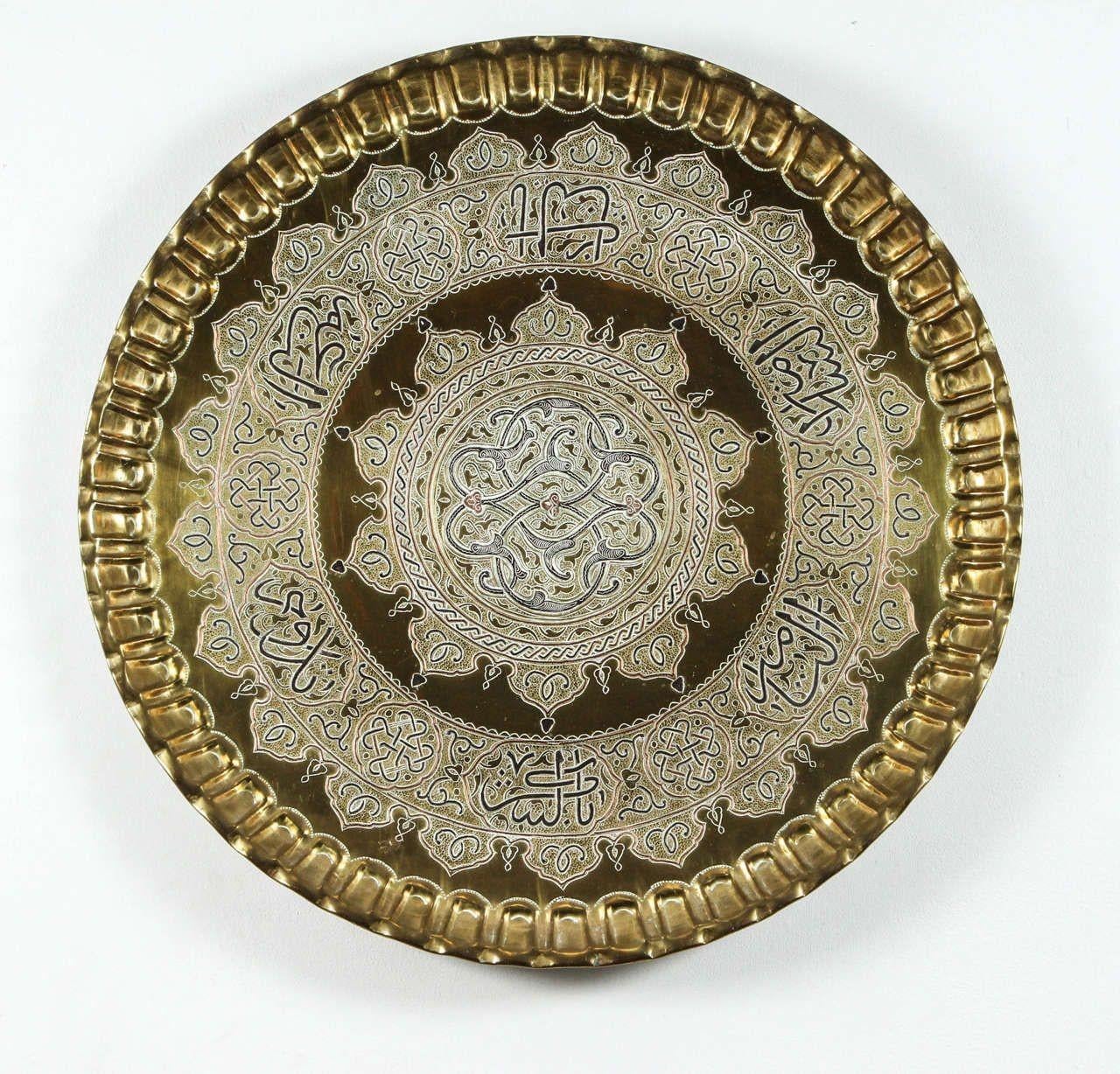 Gran fuente de latón de Oriente Medio de estilo renacimiento mameluco, incrustación islámica obra de arte en metal. Bandeja colgante grande de latón muy decorativa, la bandeja es muy bella e inusual, grabada, repujada, incrustada y superpuesta con