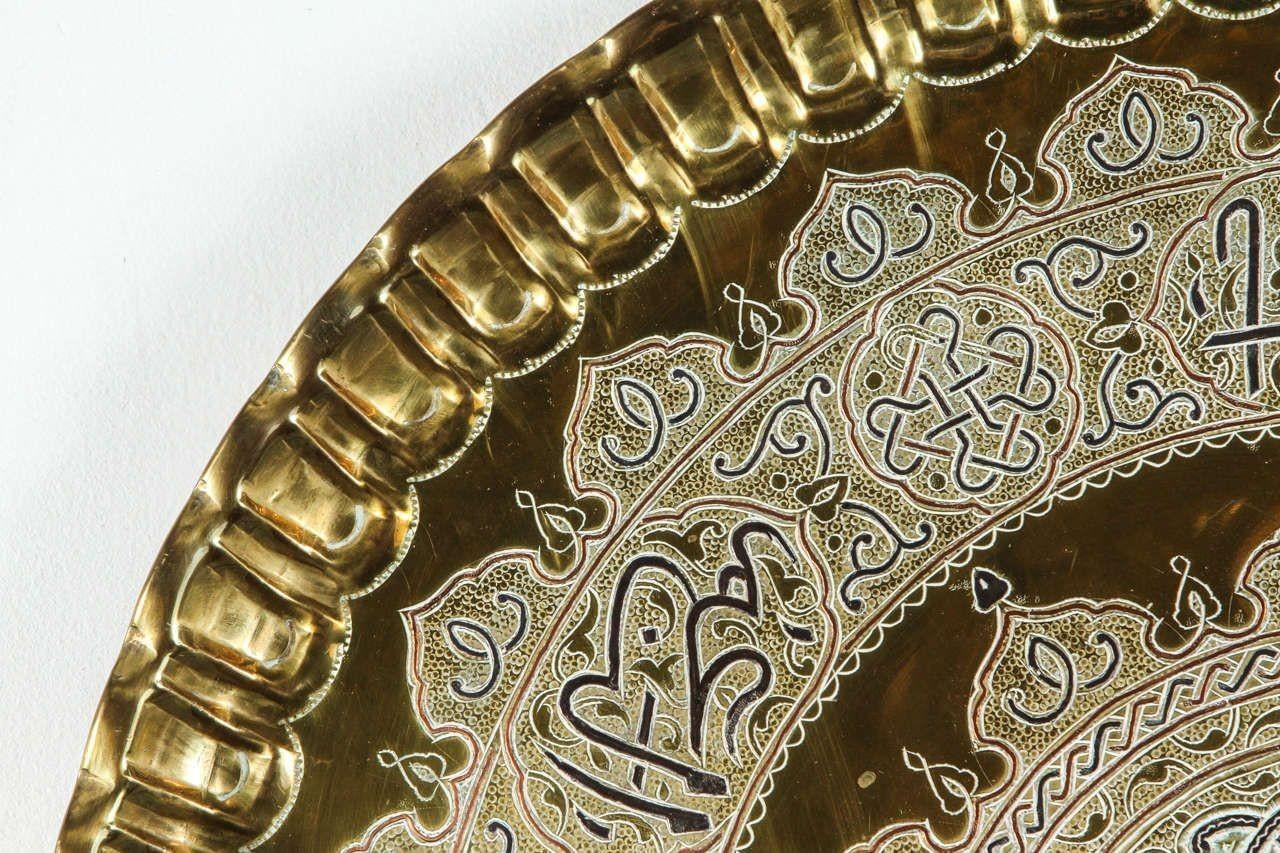 Bandeja islámica de latón colgante de Oriente Medio con caligrafía Martillado en venta