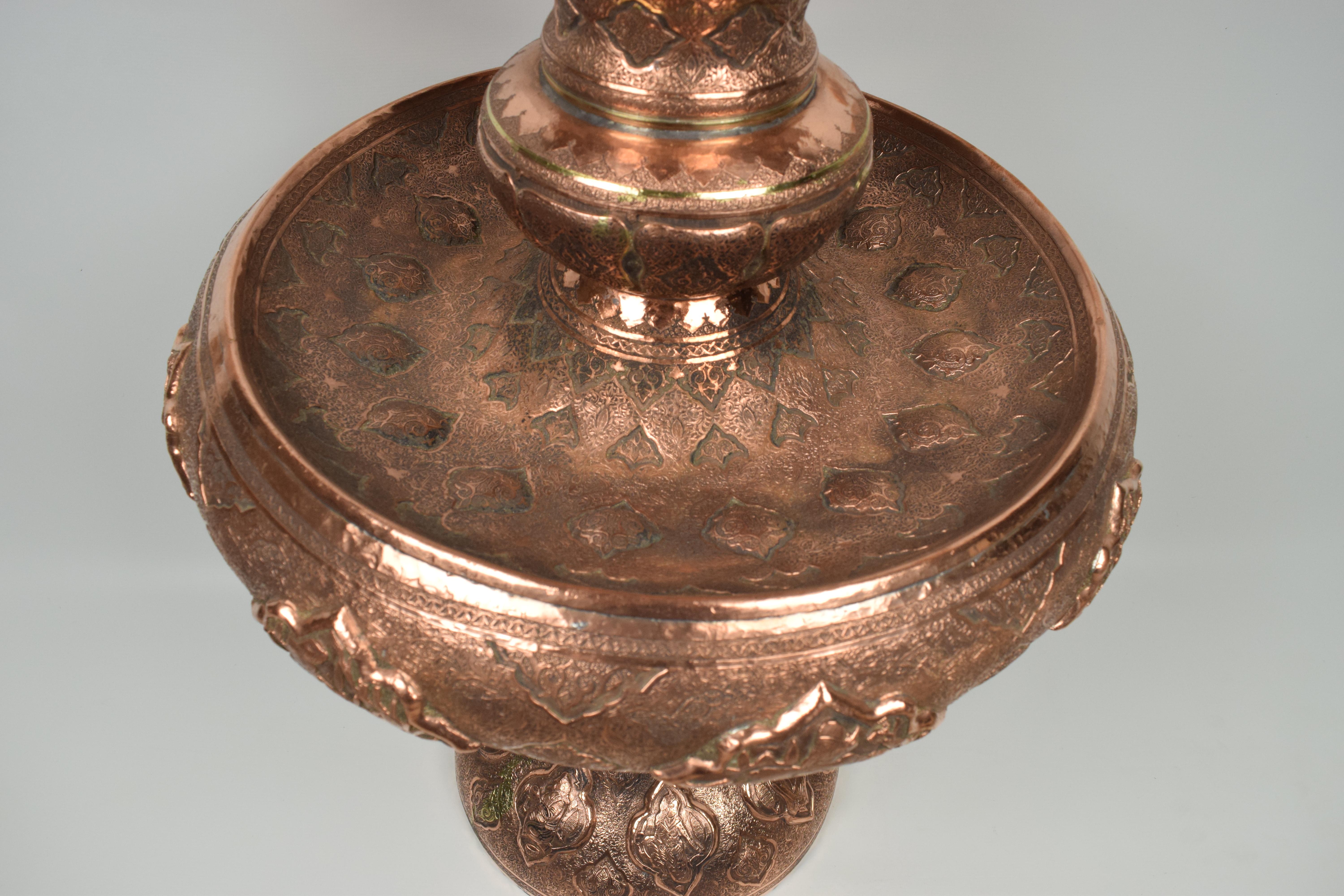 Gravé Plat à fruits persan islamique en cuivre, fin du 19ème siècle.   en vente