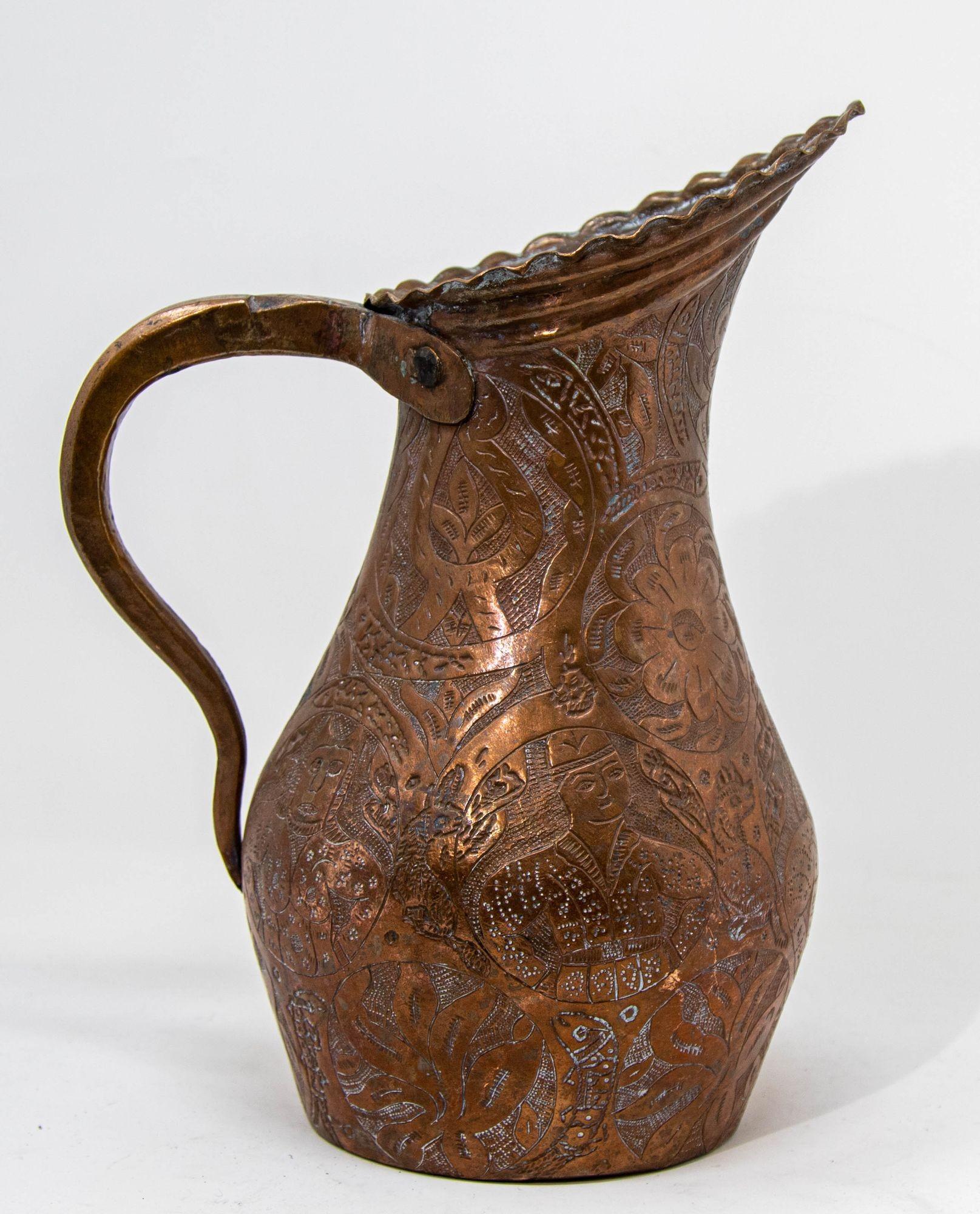 Antiker Krug aus verzinntem Kupfer aus der persischen Qajar-Dynastie (1785-1924) des 19. Jahrhunderts.
Die tropfenförmige, gekräuselte Mündung mit flachem, handgeschmiedetem Henkel, über einem Hals, der mit handgetriebenen menschlichen Figuren,