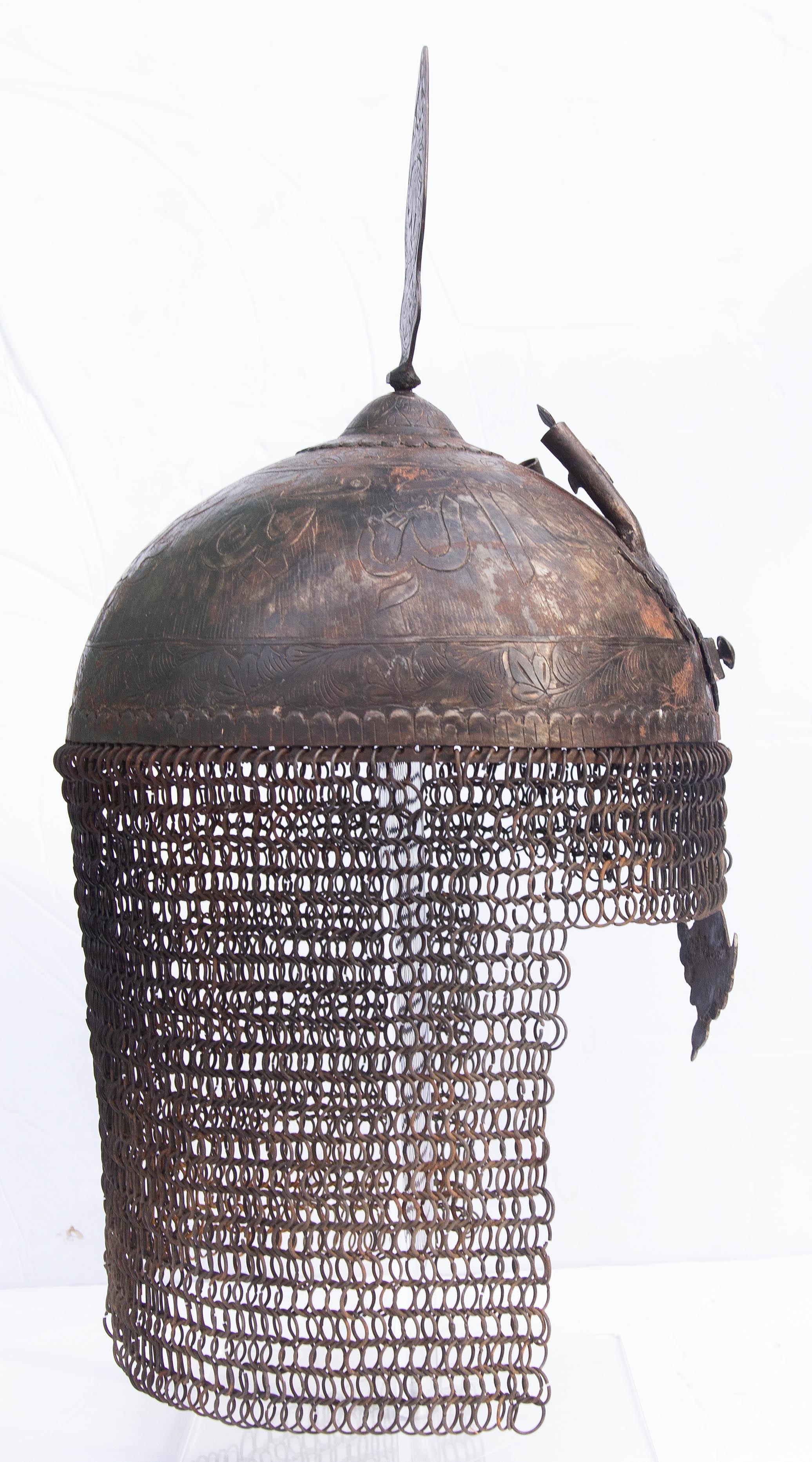 Islamischer persischer Eisenhelm mit Kettenhemd. Mit eingravierten arabischen Symbolen. Anfang des 20. Jahrhunderts. Der Ständer aus Lucite ist im Lieferumfang enthalten.