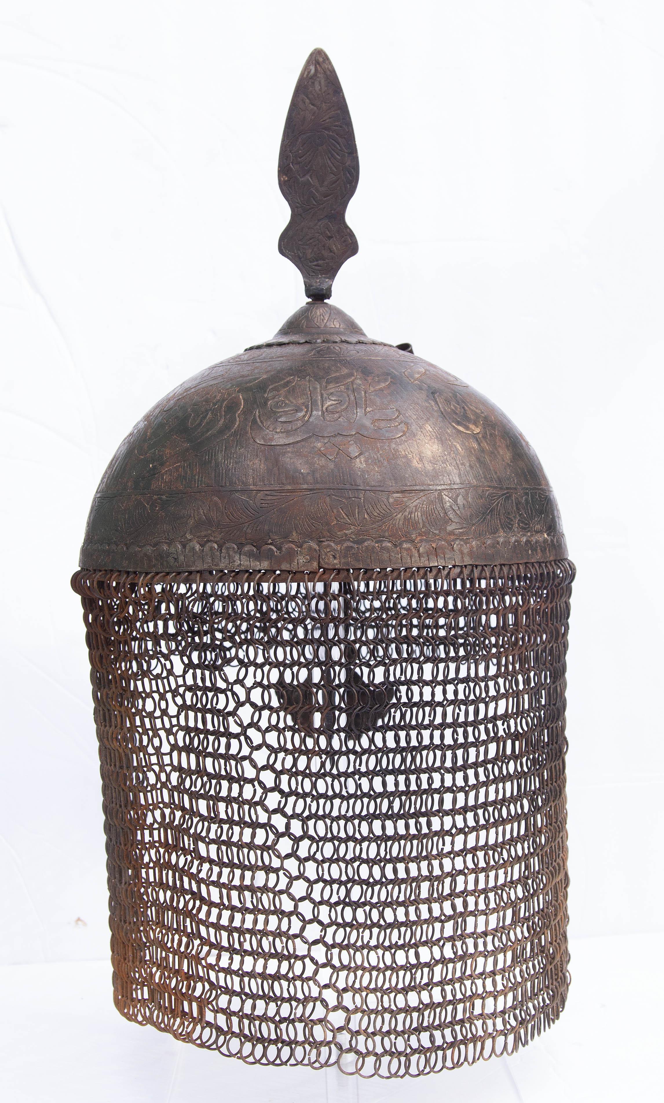 Islamischer persischer Eisenhelm mit Kettenhemd. Gravur mit arabischen Symbolen im Zustand „Gut“ im Angebot in Rochester, NY