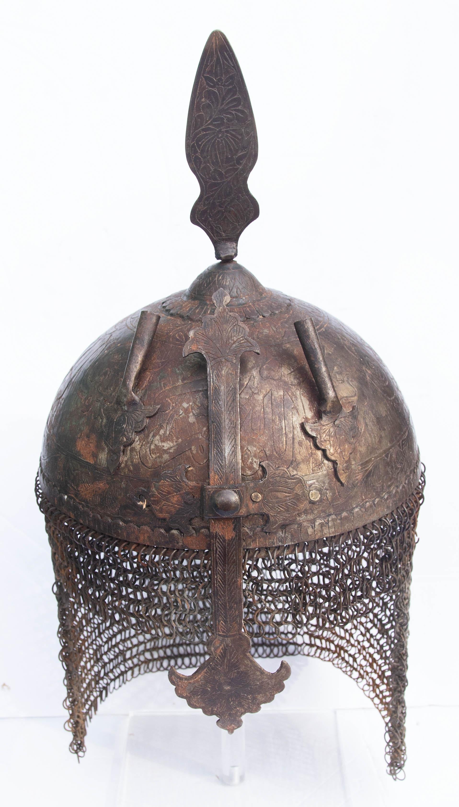 Islamischer persischer Eisenhelm mit Kettenhemd. Gravur mit arabischen Symbolen (20. Jahrhundert) im Angebot