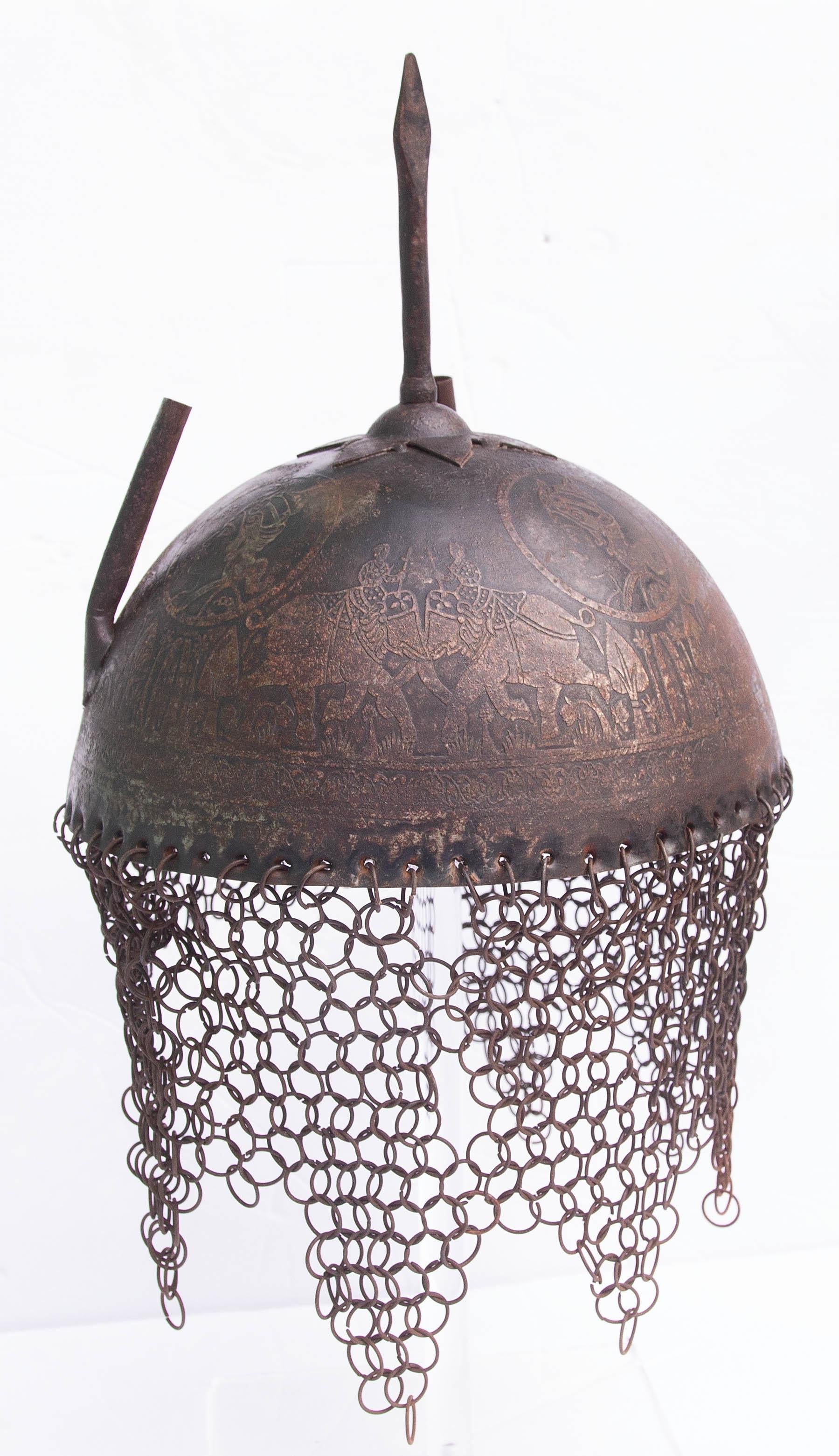 Casque islamique persan en fer avec cotte de mailles. Gravé d'éléphants et d'un guerrier arabe. Début du 20e siècle. Un présentoir en lucite est inclus.