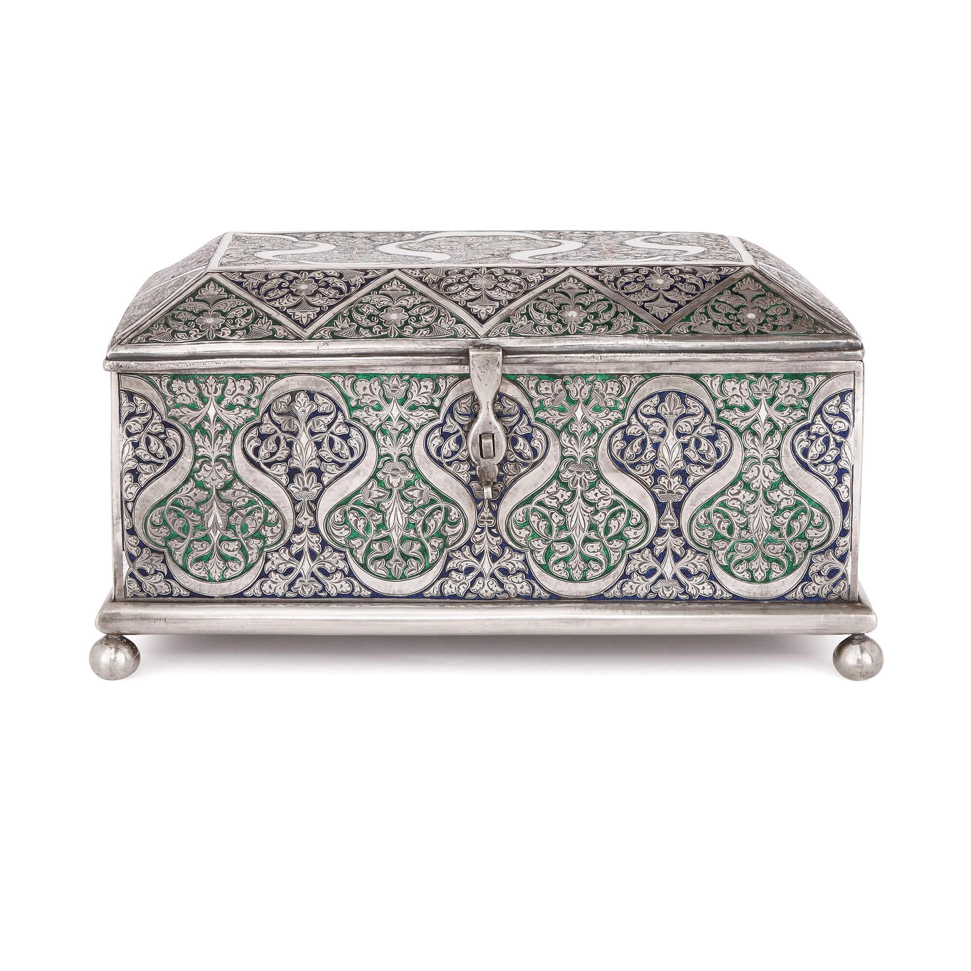 This large silver jewelry box is a beautiful piece of design: precious, refined and intricately-decorated. The box measures 33 centimeters (12 inches) in width, making it perfect for the storage of larger and more precious pieces of jewelry. It is