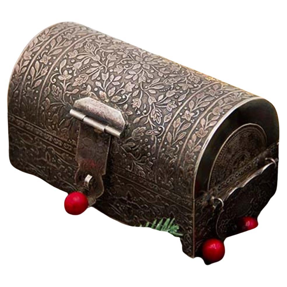 Silberne Schmuckschatulle im islamischen Stil mit floraler Prägung und Scharniergriffen im Angebot