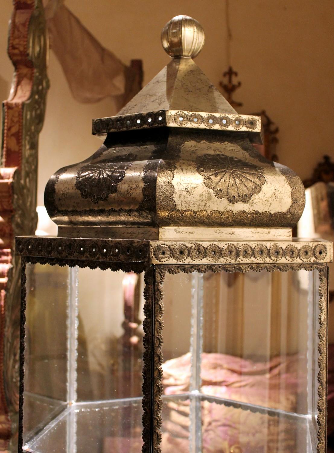 Islamic Style Silvered Metal and Glass Illuminated Display Cabinet with Shelves In Good Condition In Firenze, IT