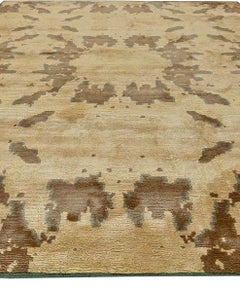 „Isola“ – abstrakter, moderner Seidenteppich im Insel-Stil in Beige mit Taupe-Tönen
