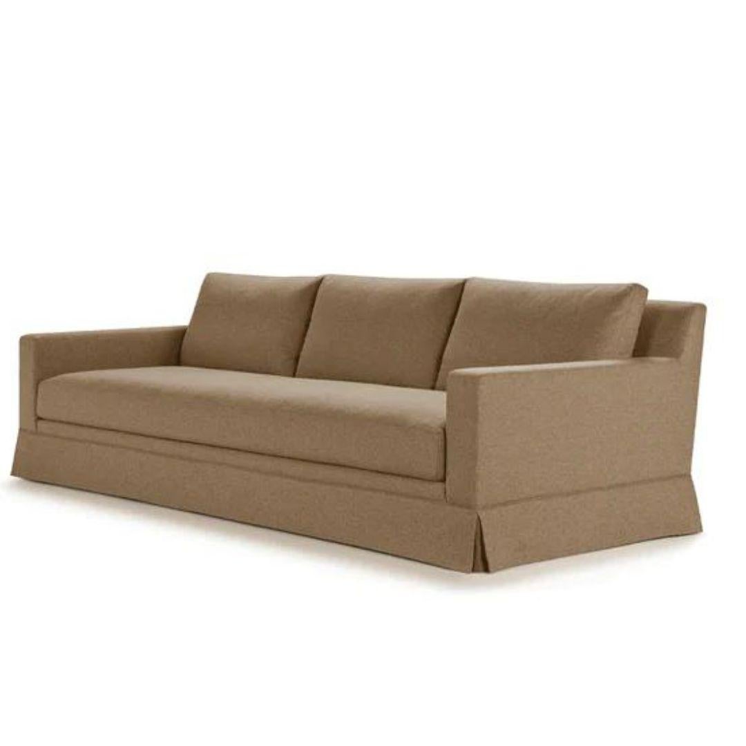 Avec ses lignes épurées et ses coussins de dossier confortables, le canapé Island est à la fois intemporel et élégant. 

Le canapé est personnalisable, fabriqué sur commande, et nous proposons une variété de tailles et d'options de tissus et de